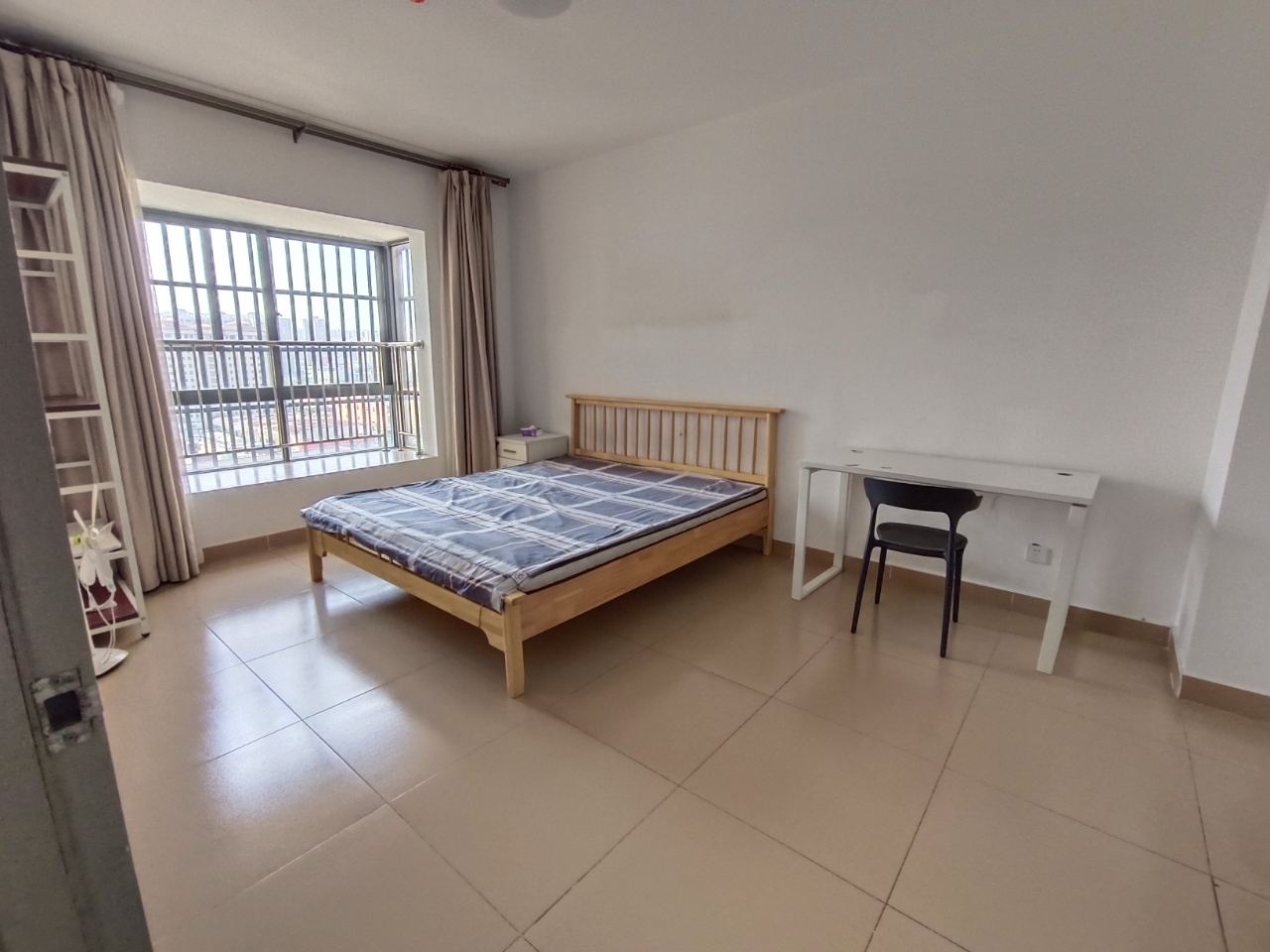 荣锦花园  3室2厅2卫    2400.0元/月 荣锦花园  3室2厅2卫    2400.0元/月室内图