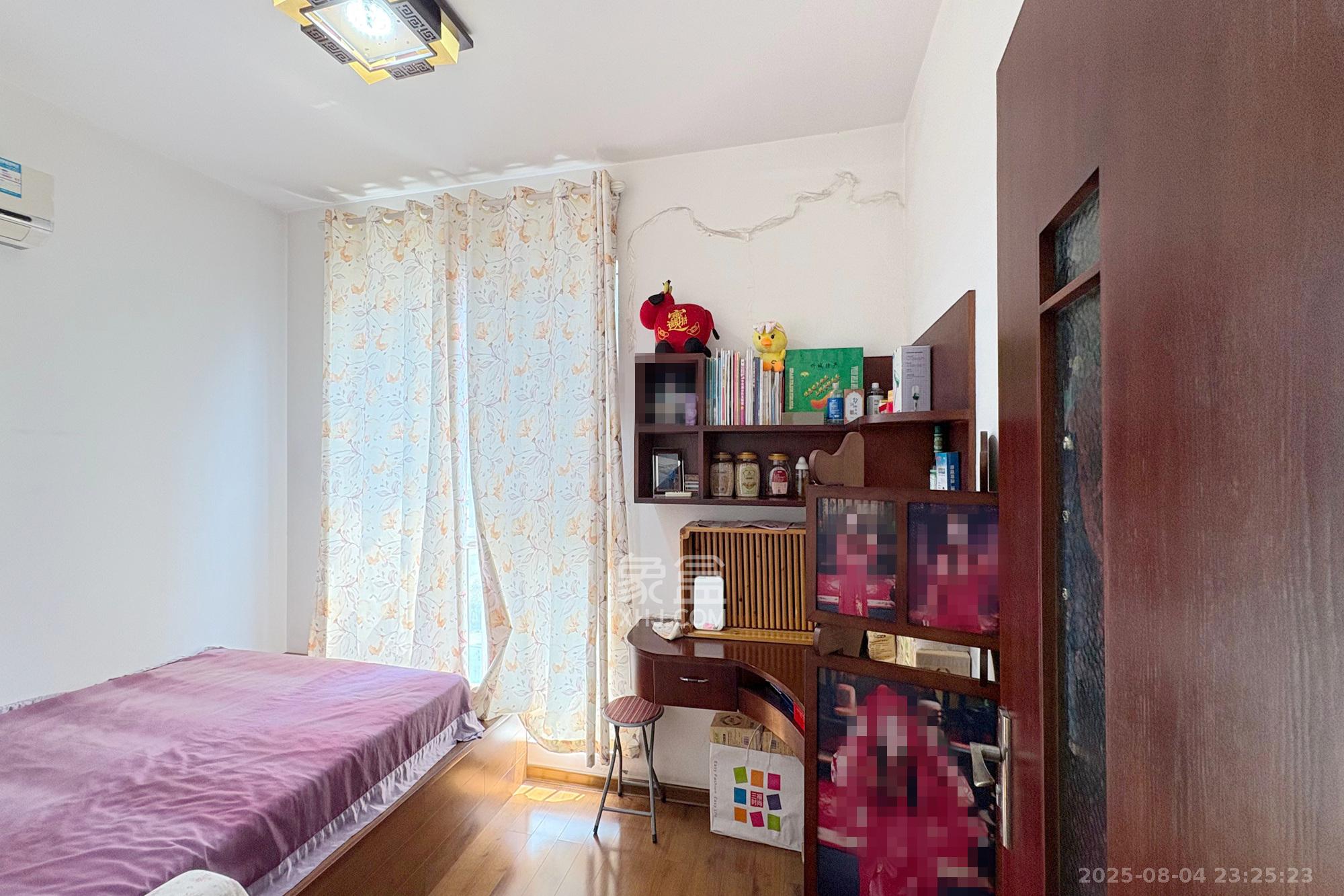 君临国际  3室1厅1卫    155.0万卧室