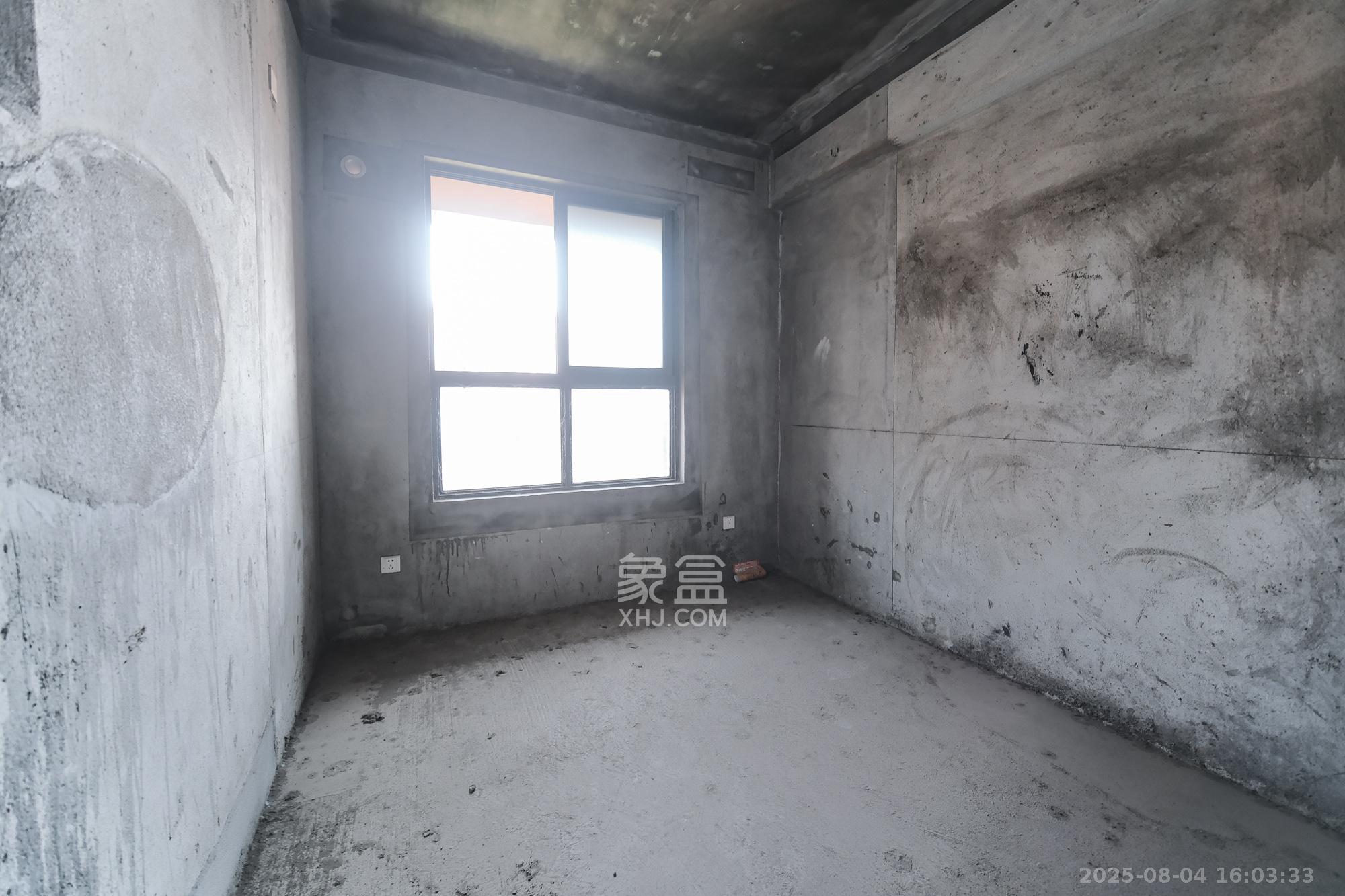 三一街区  5室2厅3卫    95.0万卧室