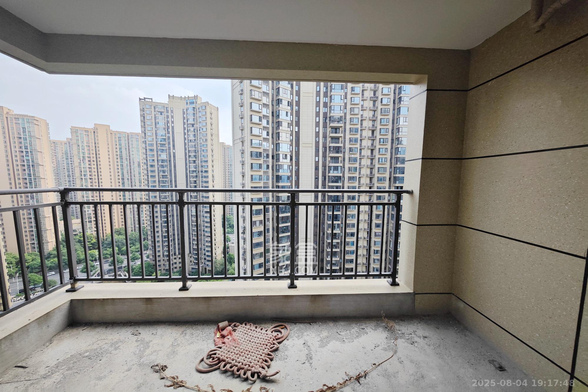 保利大都汇一期、二期 4室2厅2卫 128.8万 保利大都汇一期、二期 4室2厅2卫 128.8万阳台