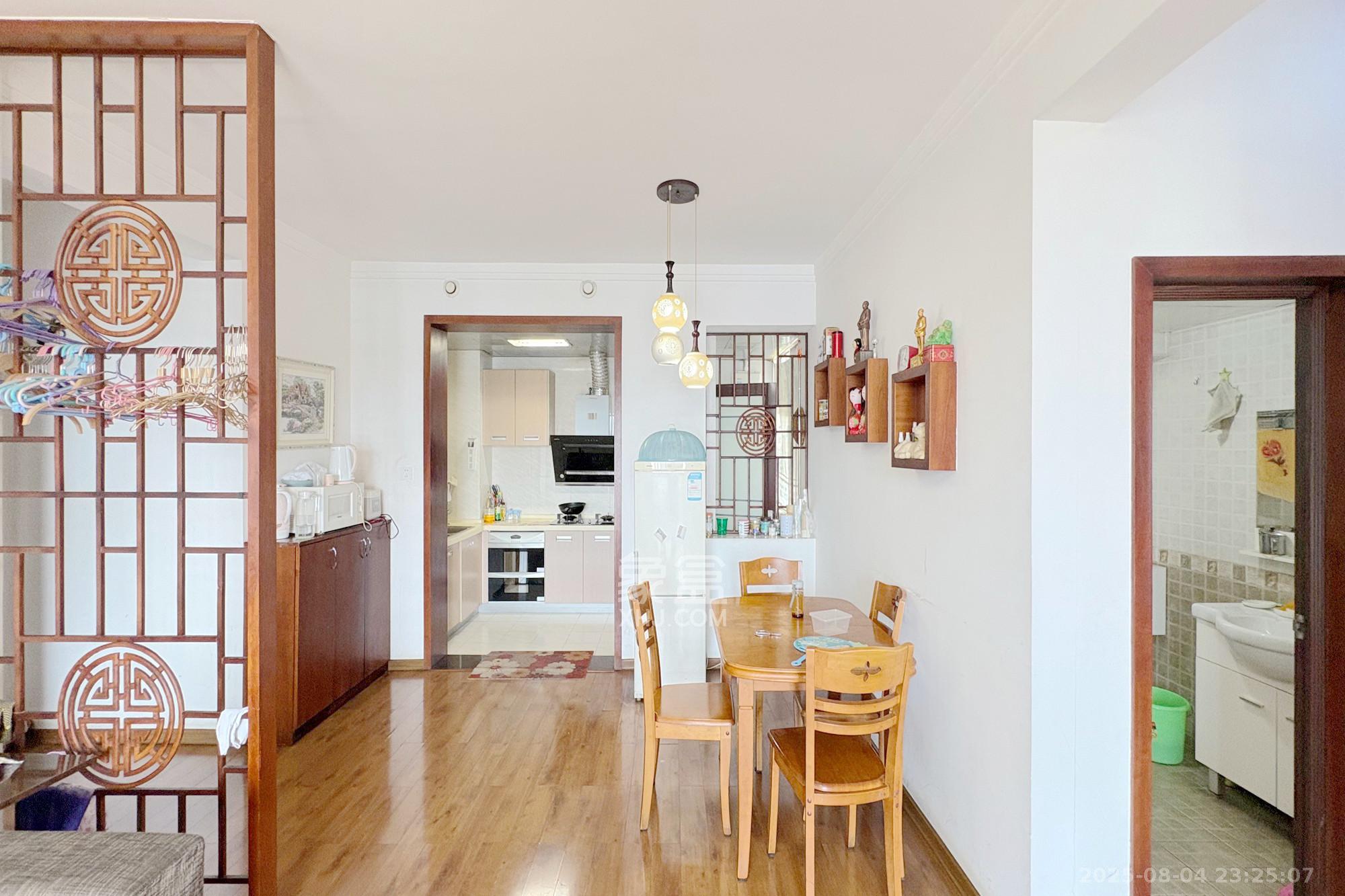 君临国际  3室1厅1卫    155.0万客厅