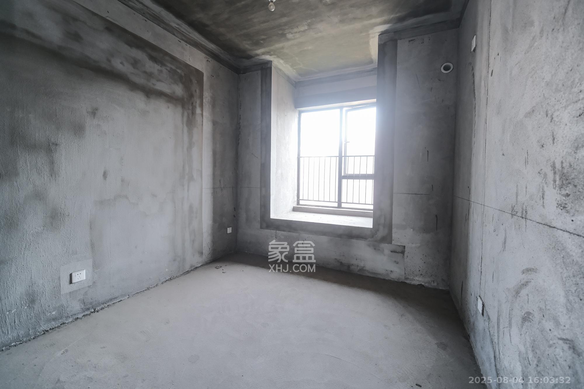 三一街区  5室2厅3卫    95.0万卧室