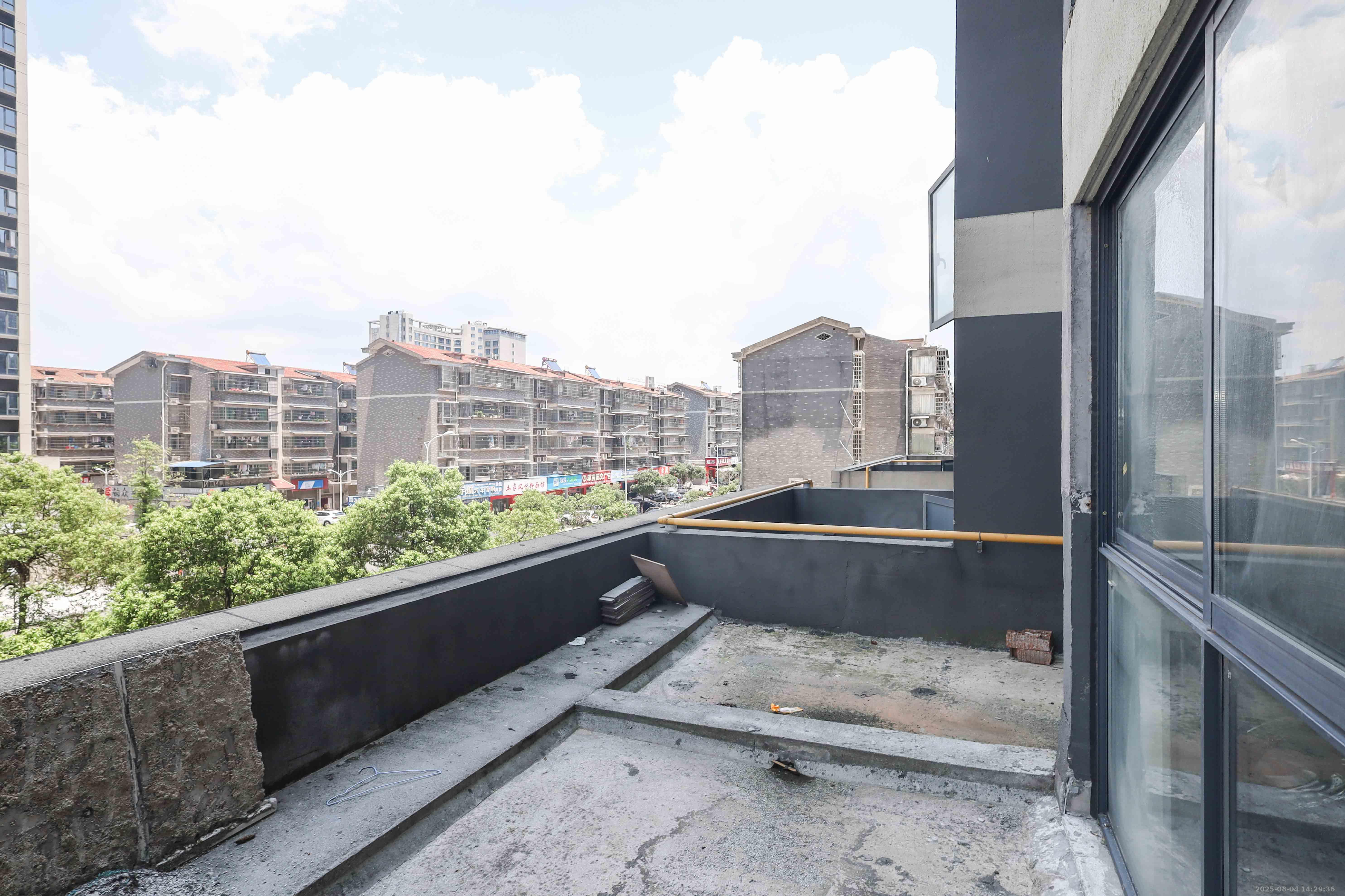 爱家当代境  4室2厅2卫    160.0万 爱家当代境  4室2厅2卫    160.0万阳台