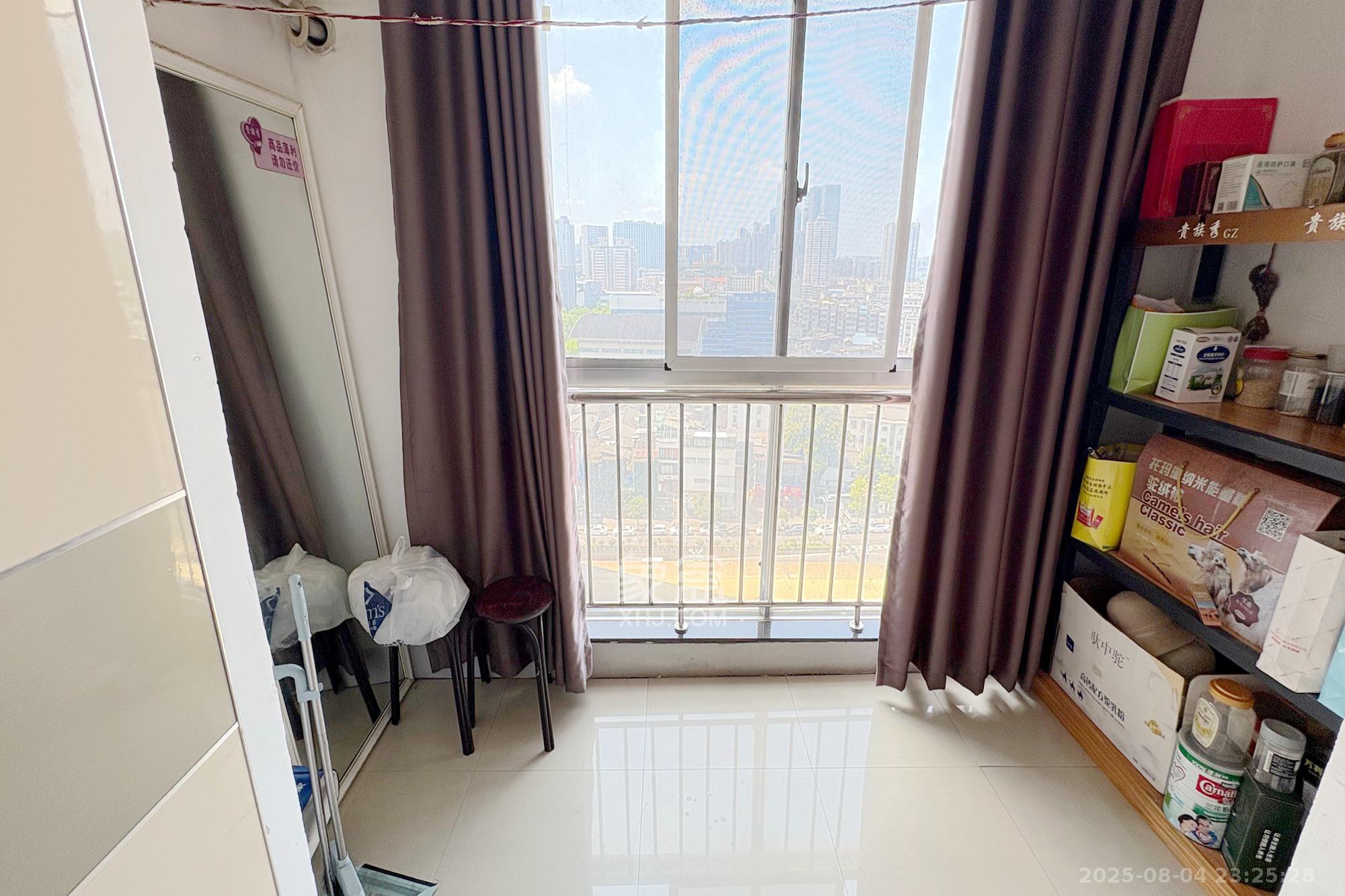 君临国际  3室1厅1卫    155.0万阳台