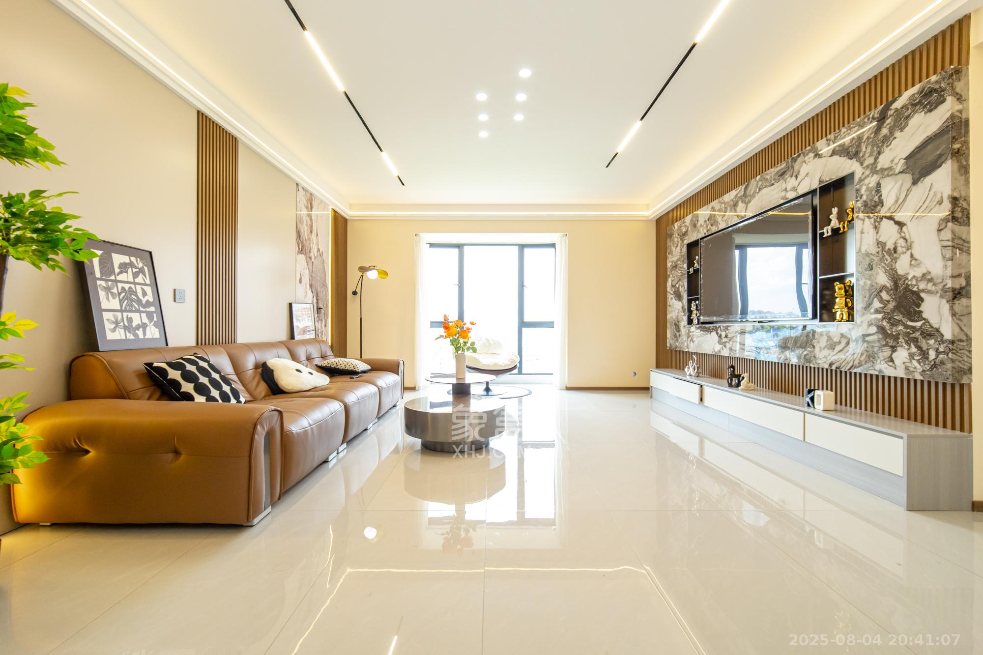 楚天馨苑  3室2厅2卫    71.8万客厅