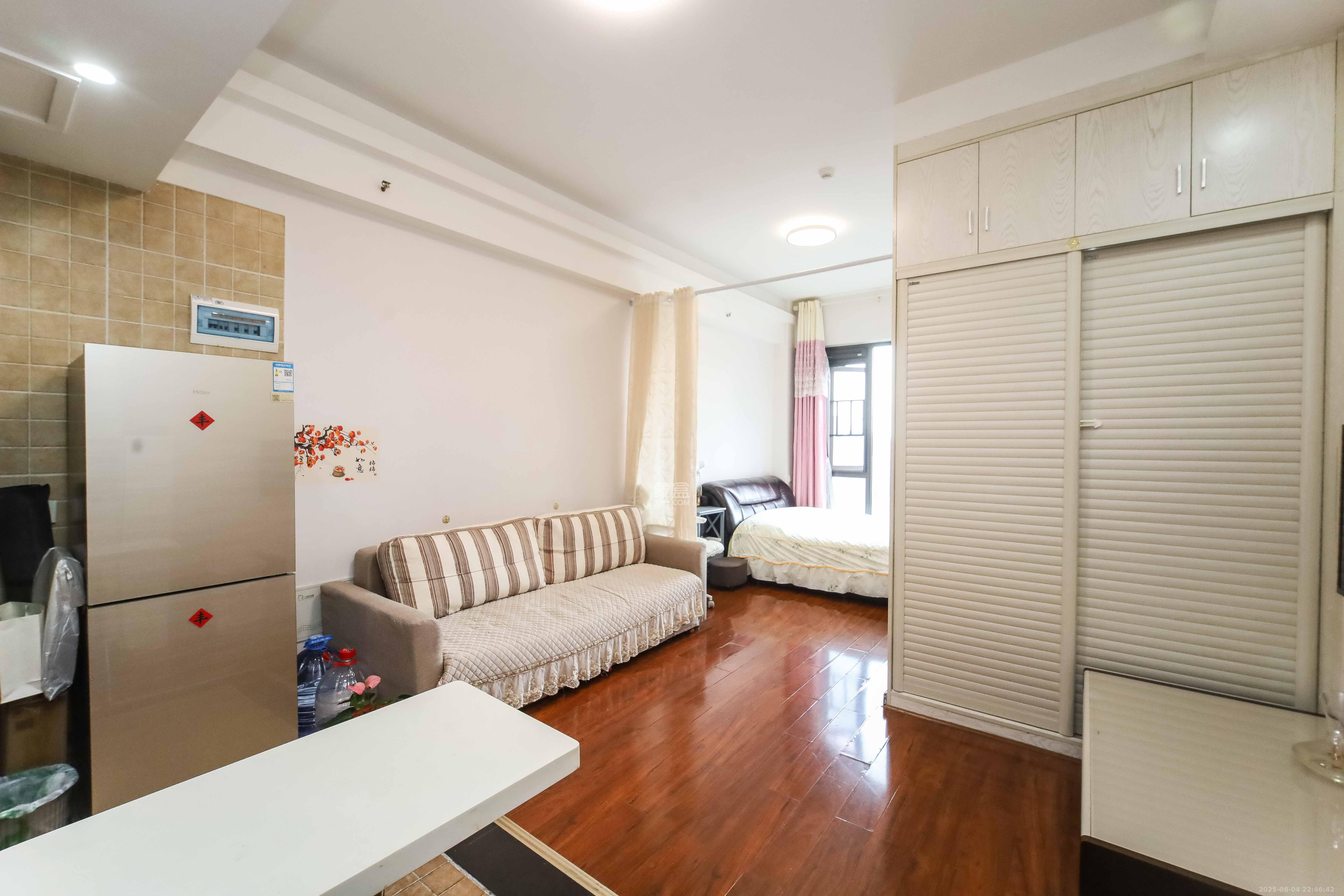 红橡华园(菲莎公馆)  1室1厅1卫    28.0万客厅