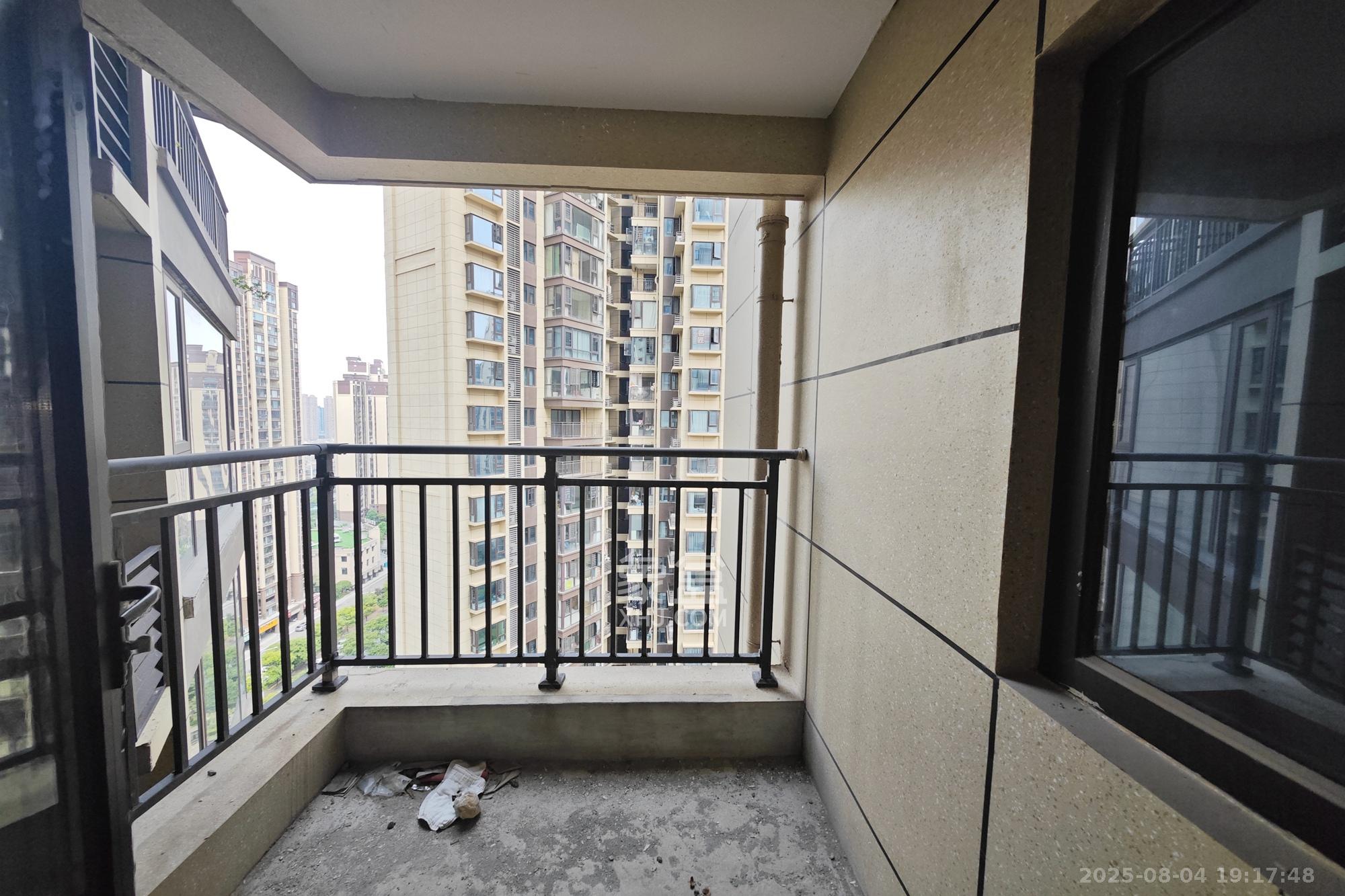 保利大都汇一期、二期 4室2厅2卫 128.8万 保利大都汇一期、二期 4室2厅2卫 128.8万阳台