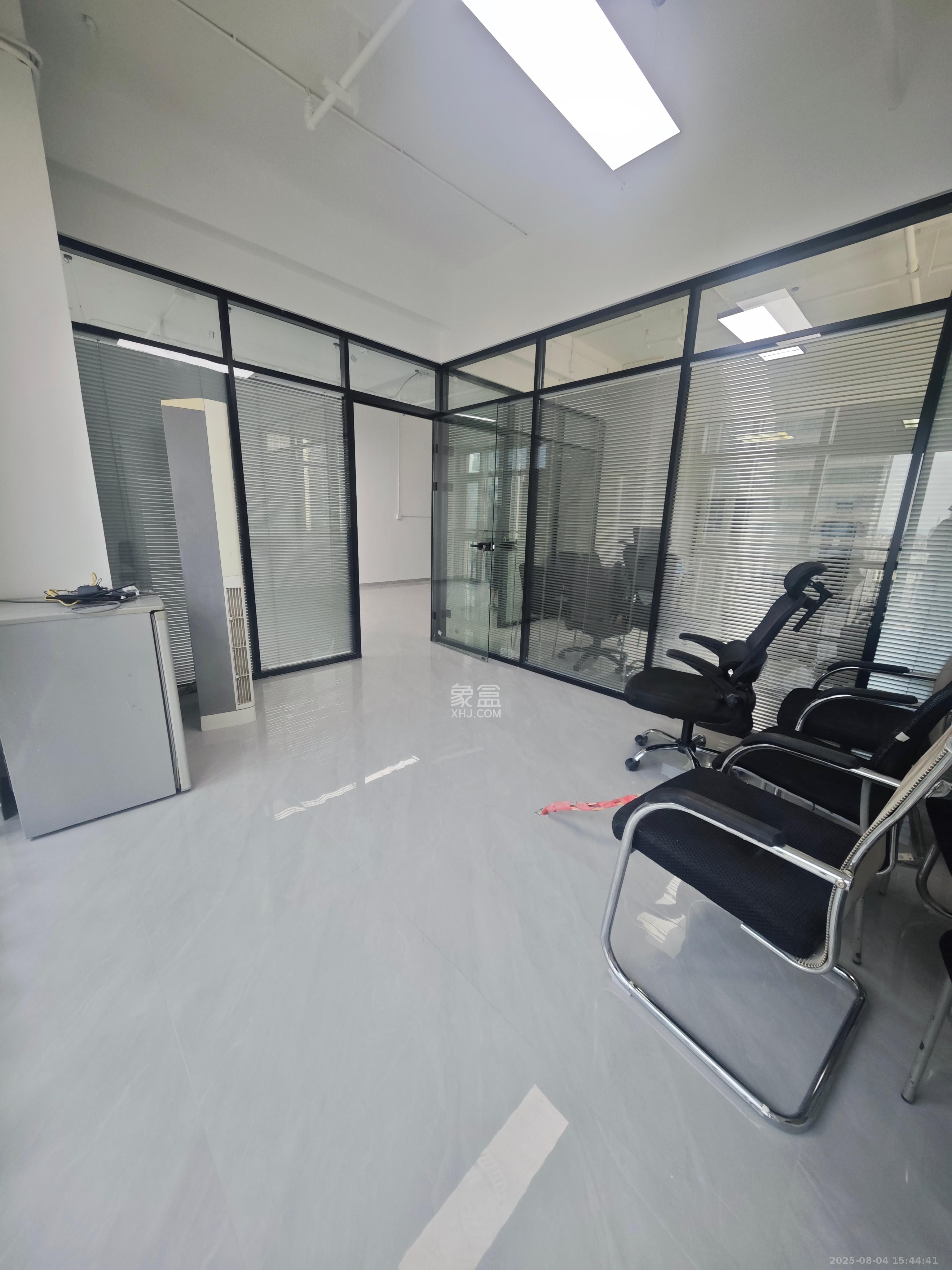 奥克斯广场  2室1厅1卫    5500.0元/月 奥克斯广场  2室1厅1卫    5500.0元/月室内图