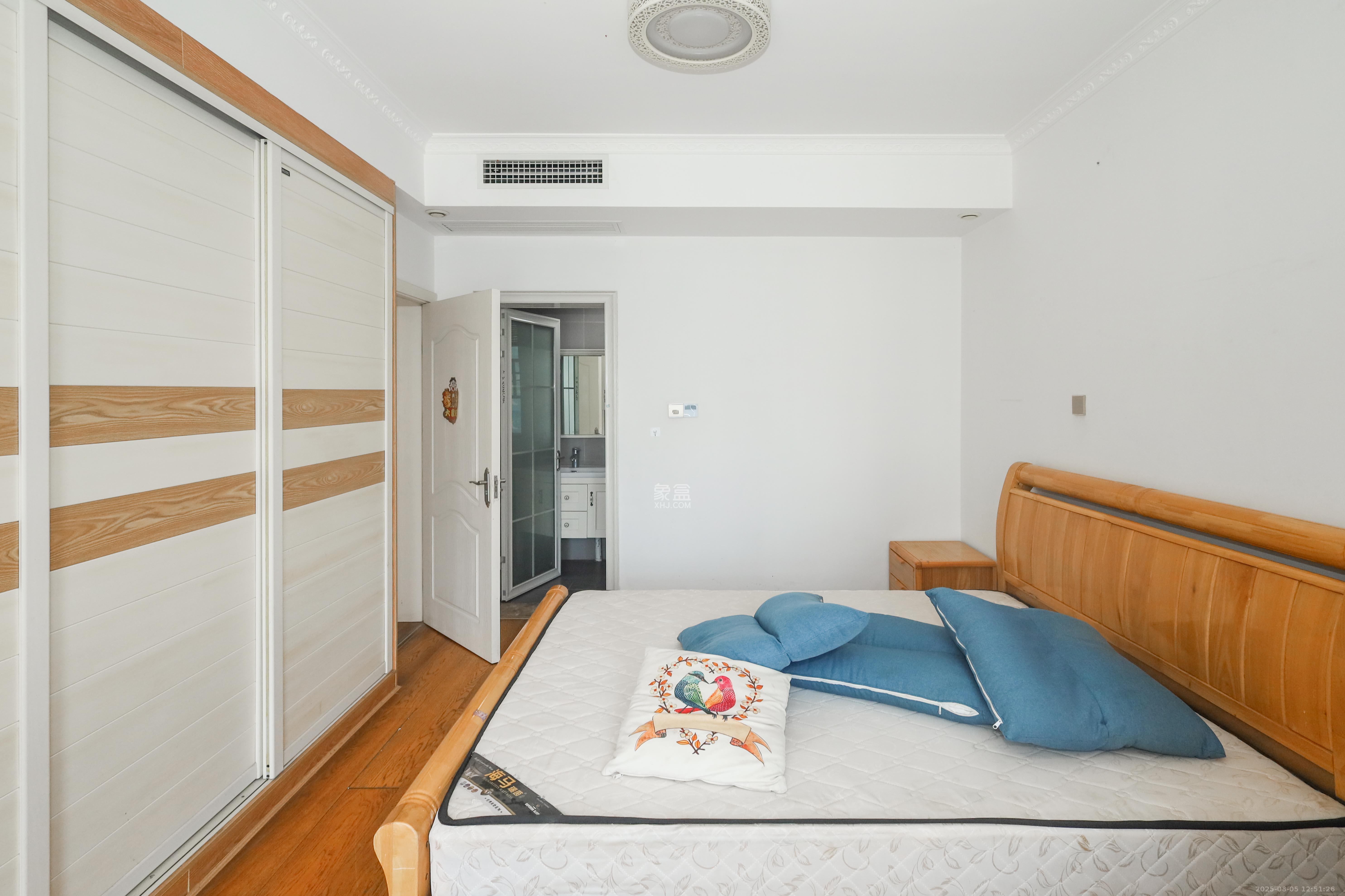 麓谷星辰  4室2厅2卫    112.0万卧室