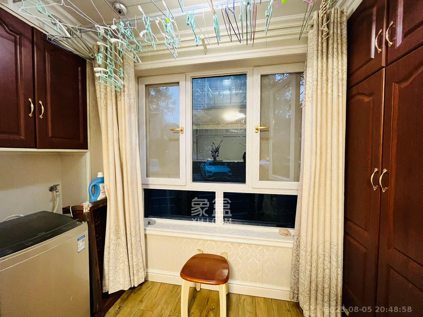 高桥百货皮具城  3室2厅1卫    2300.0元/月 高桥百货皮具城  3室2厅1卫    2300.0元/月