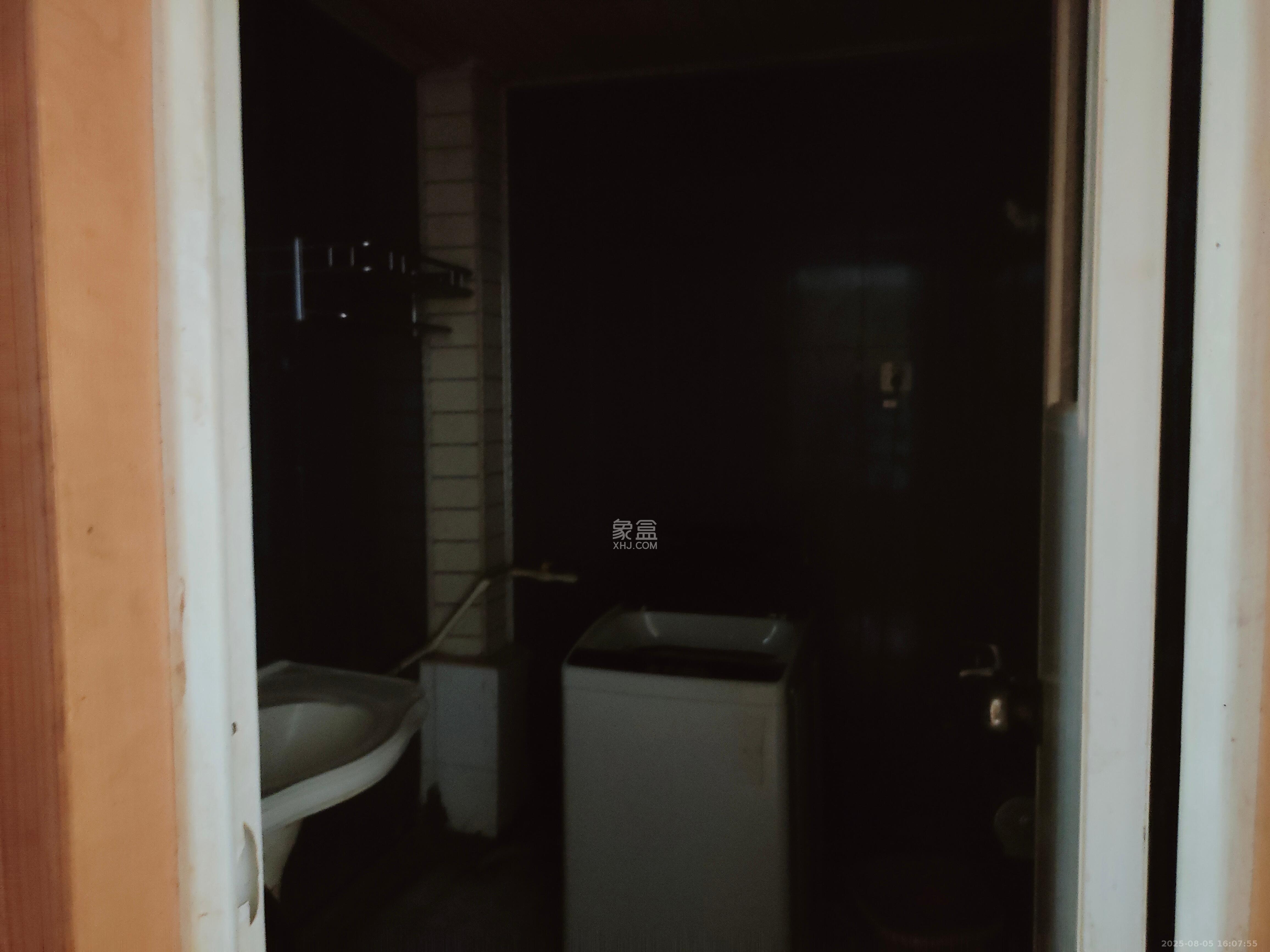 南建公寓  3室1厅2卫   1900.00元/月室内图