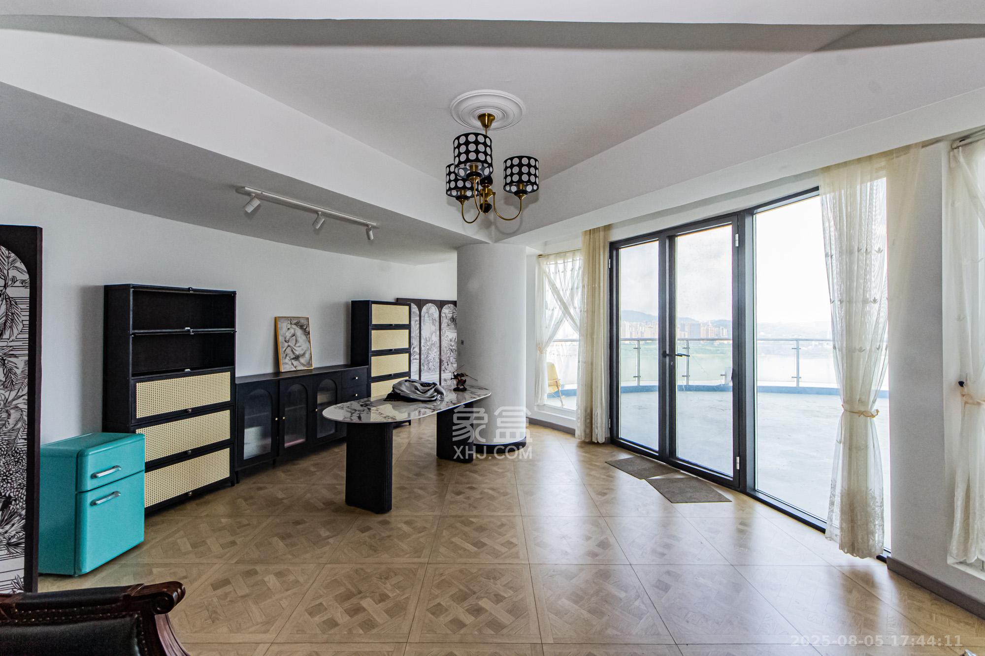 湘江世纪城富湾国际 4室2厅3卫 380.00万 湘江世纪城富湾国际 4室2厅3卫 380.00万阳台