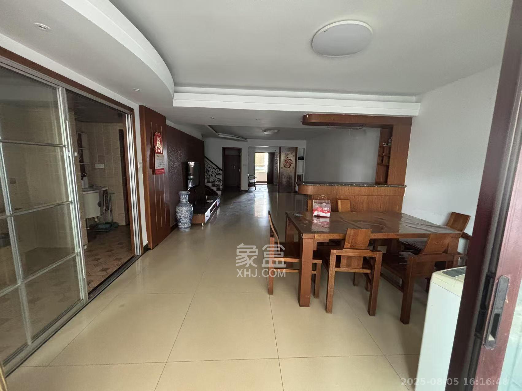 香格里嘉园 5室2厅2卫 4500.0元/月 香格里嘉园 5室2厅2卫 4500.0元/月室内图