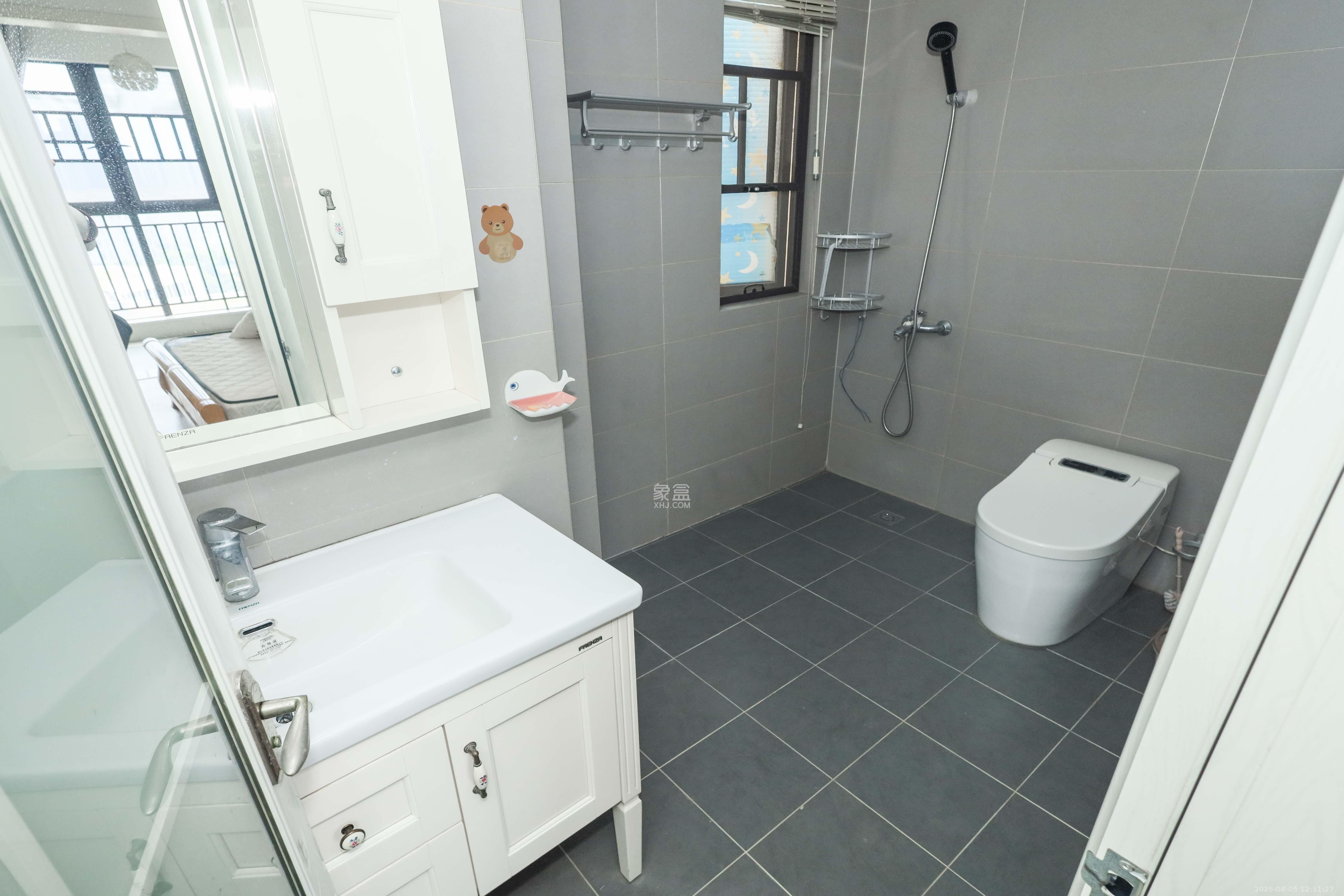 麓谷星辰  4室2厅2卫    112.0万卫生间