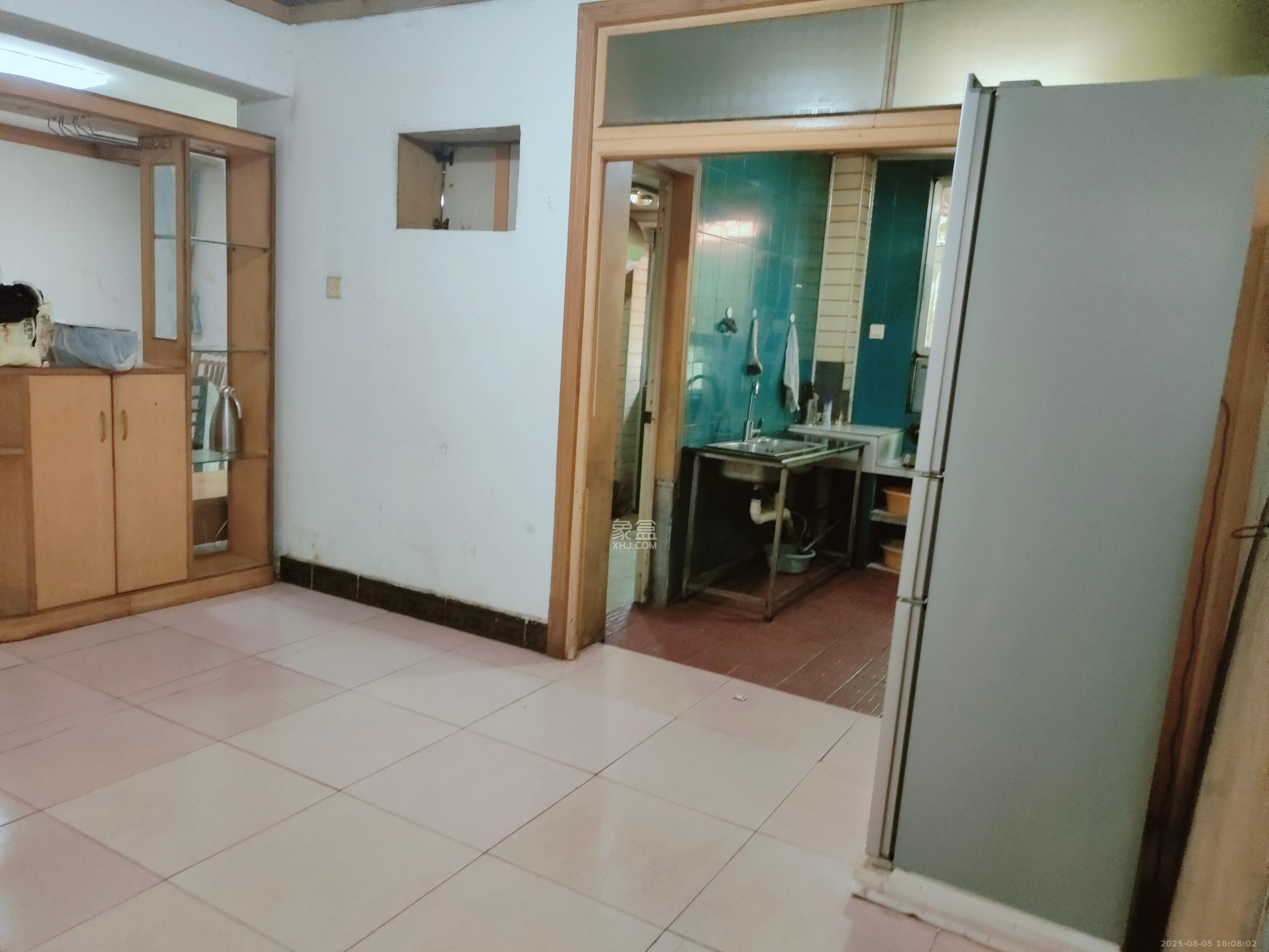南建公寓  3室1厅2卫   1900.00元/月室内图