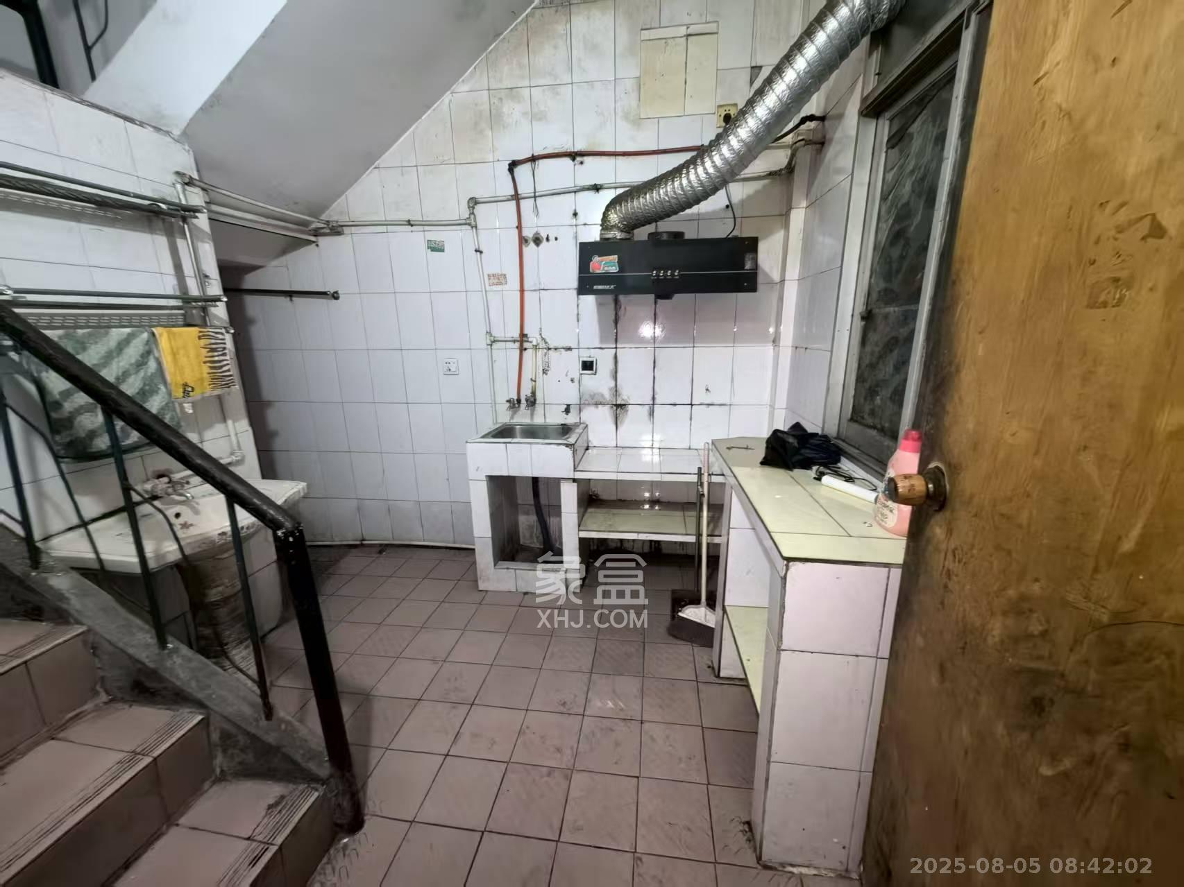 连升街散盘  3室2厅2卫    3000.0元/月 连升街散盘  3室2厅2卫    3000.0元/月