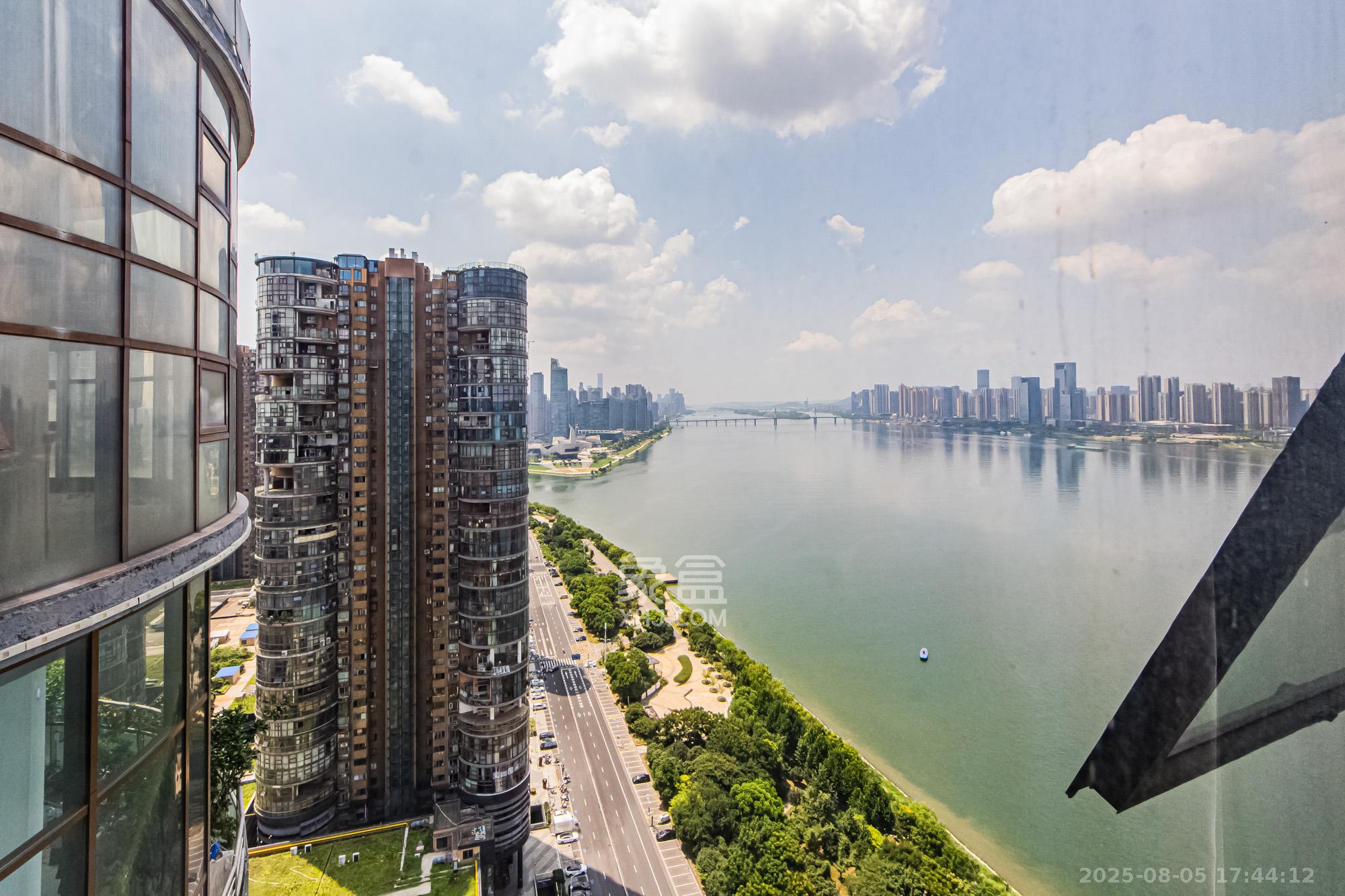 湘江世纪城富湾国际 4室2厅3卫 380.00万 湘江世纪城富湾国际 4室2厅3卫 380.00万其他