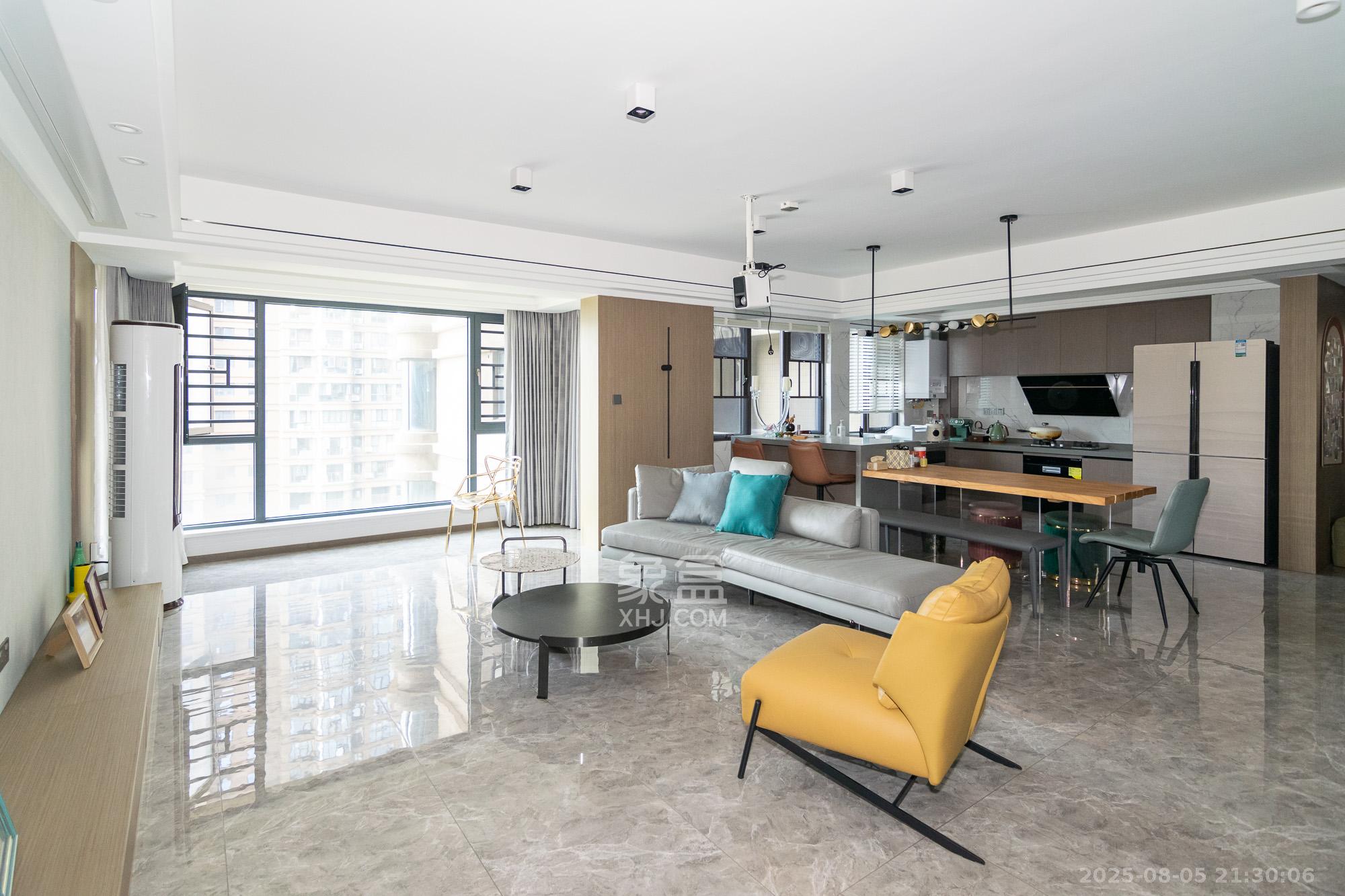 润和长郡(润和紫郡二三期) 4室2厅2卫 149.0万 润和长郡(润和紫郡二三期) 4室2厅2卫 149.0万客厅