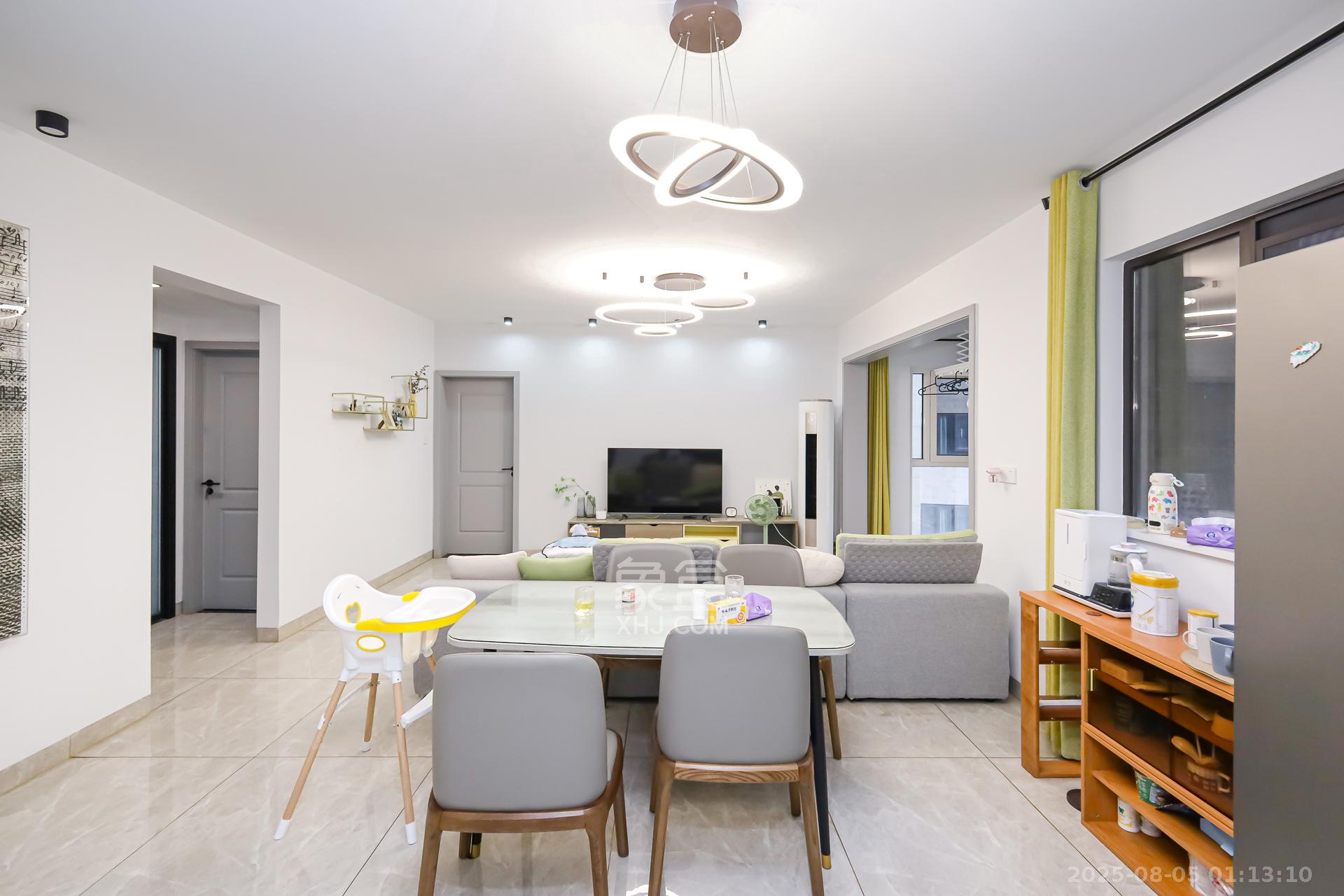 时代倾城五期 4室2厅2卫 98.0万 时代倾城五期 4室2厅2卫 98.0万客厅