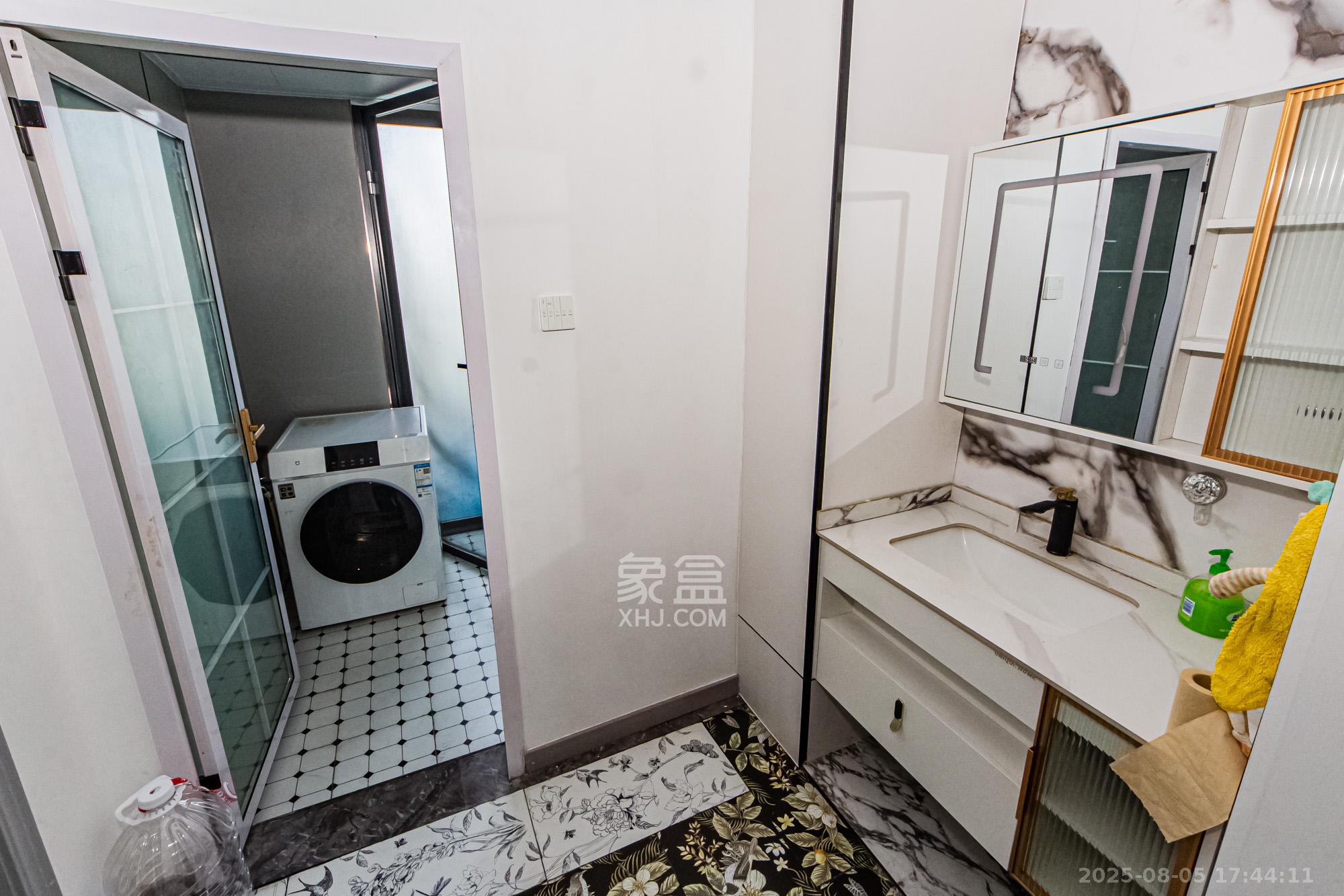 湘江世纪城富湾国际 4室2厅3卫 380.00万 湘江世纪城富湾国际 4室2厅3卫 380.00万卫生间