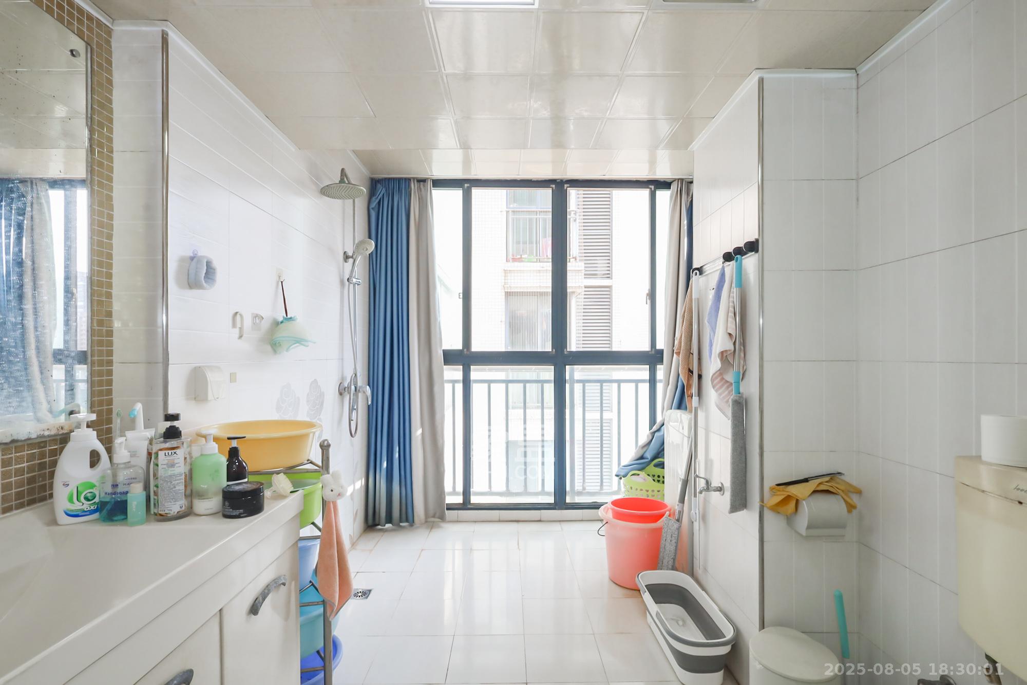 金麓国际  3室2厅1卫    138.0万阳台