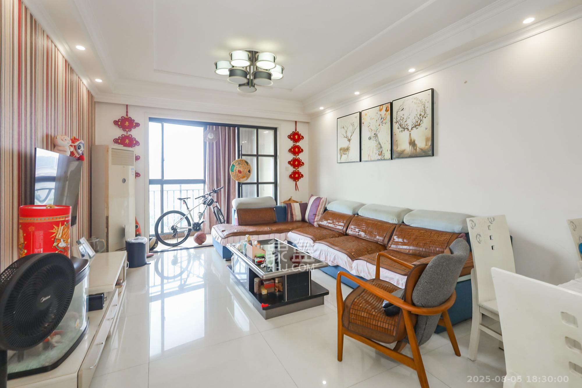 金麓国际  3室2厅1卫    138.0万客厅