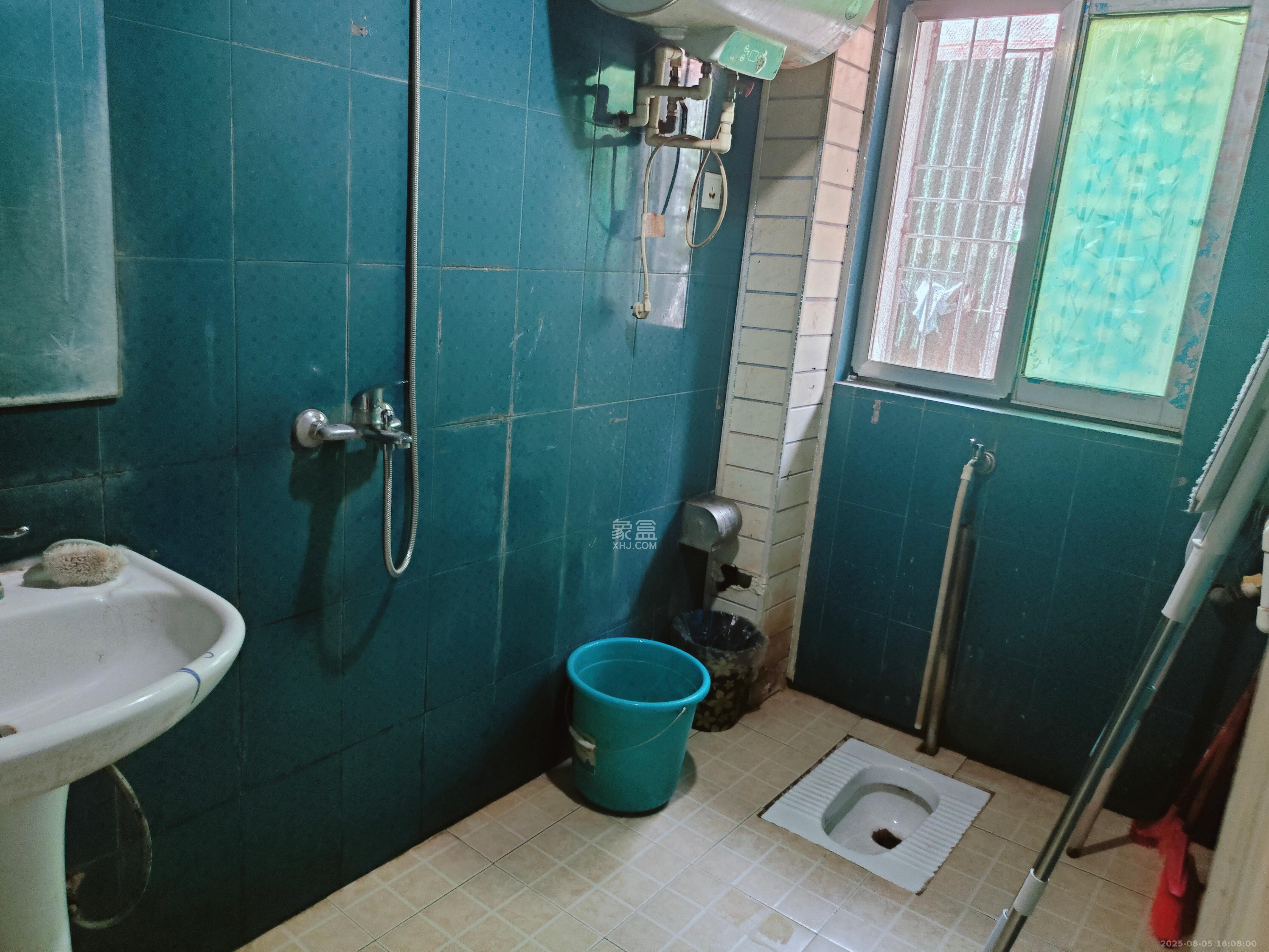 南建公寓  3室1厅2卫   1900.00元/月室内图