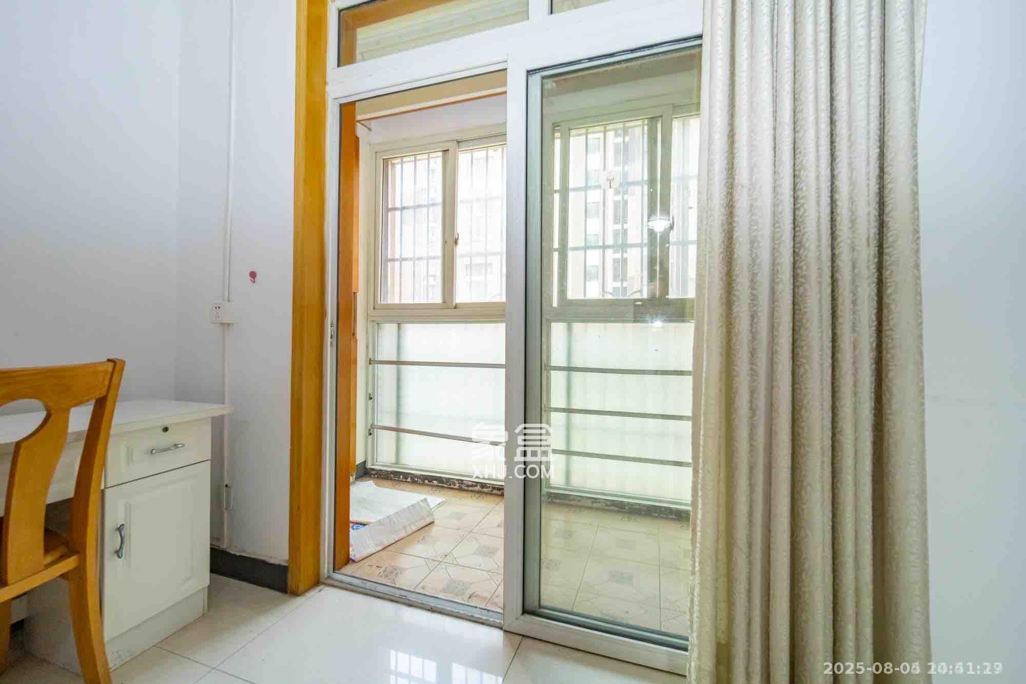 香槟小镇(香槟花苑）  3室2厅1卫    2800.0元/月室内图