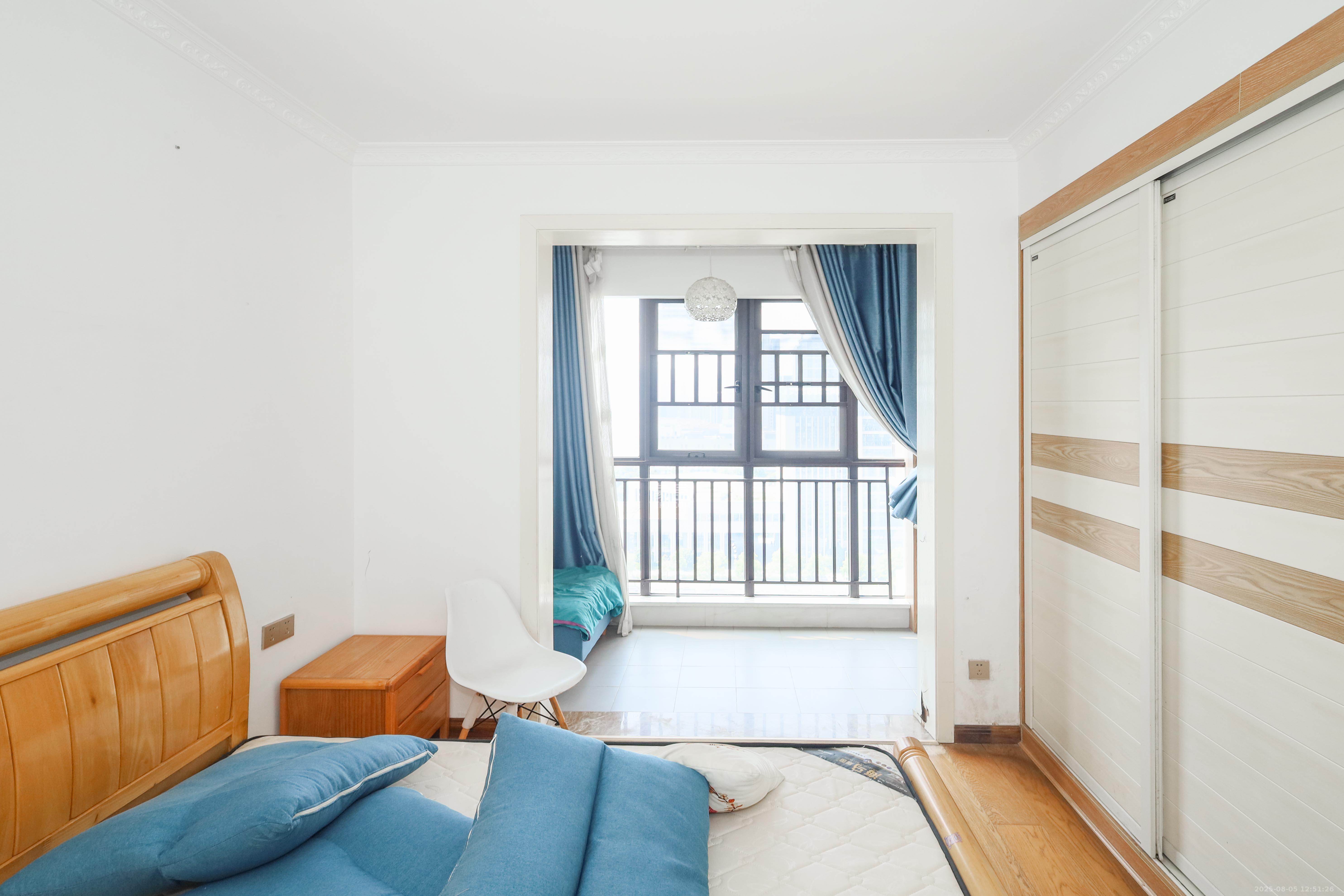 麓谷星辰  4室2厅2卫    112.0万卧室