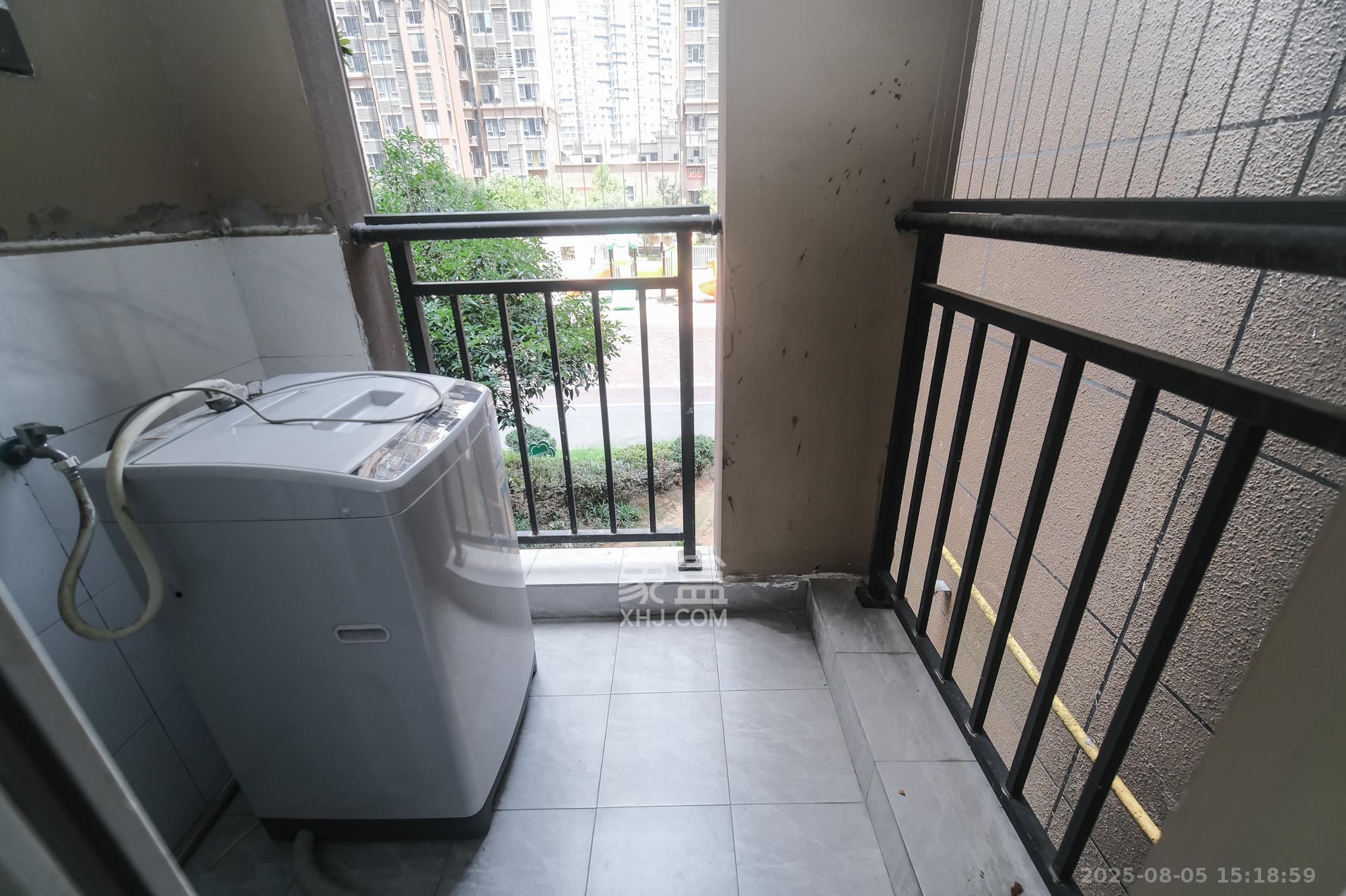 荣盛花语城  3室2厅1卫    61.8万 荣盛花语城  3室2厅1卫    61.8万阳台