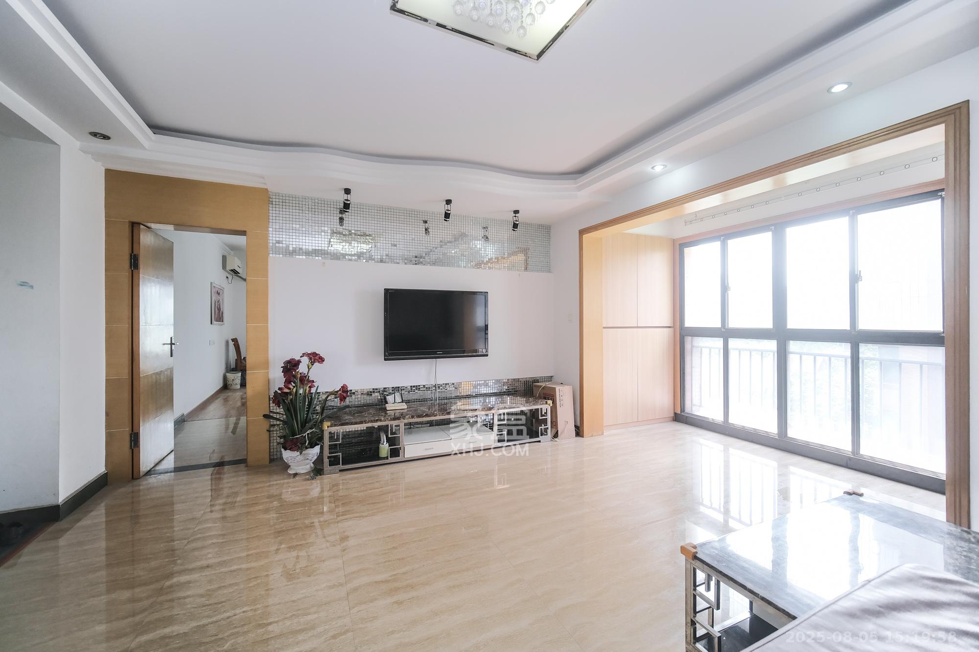 三一街区  3室2厅2卫   81.80万客厅