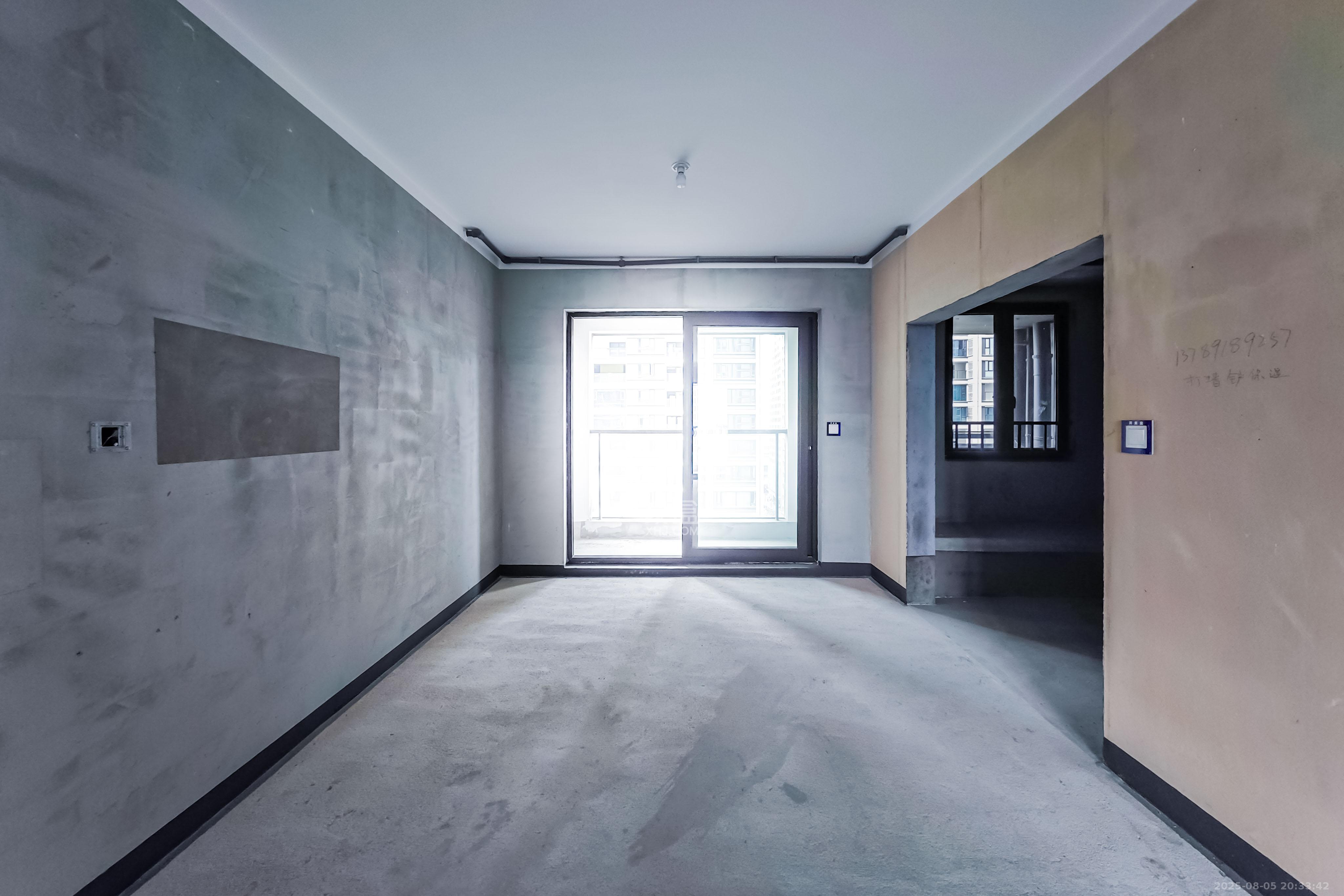 建发玖洲观澜  4室2厅2卫    230.0万客厅