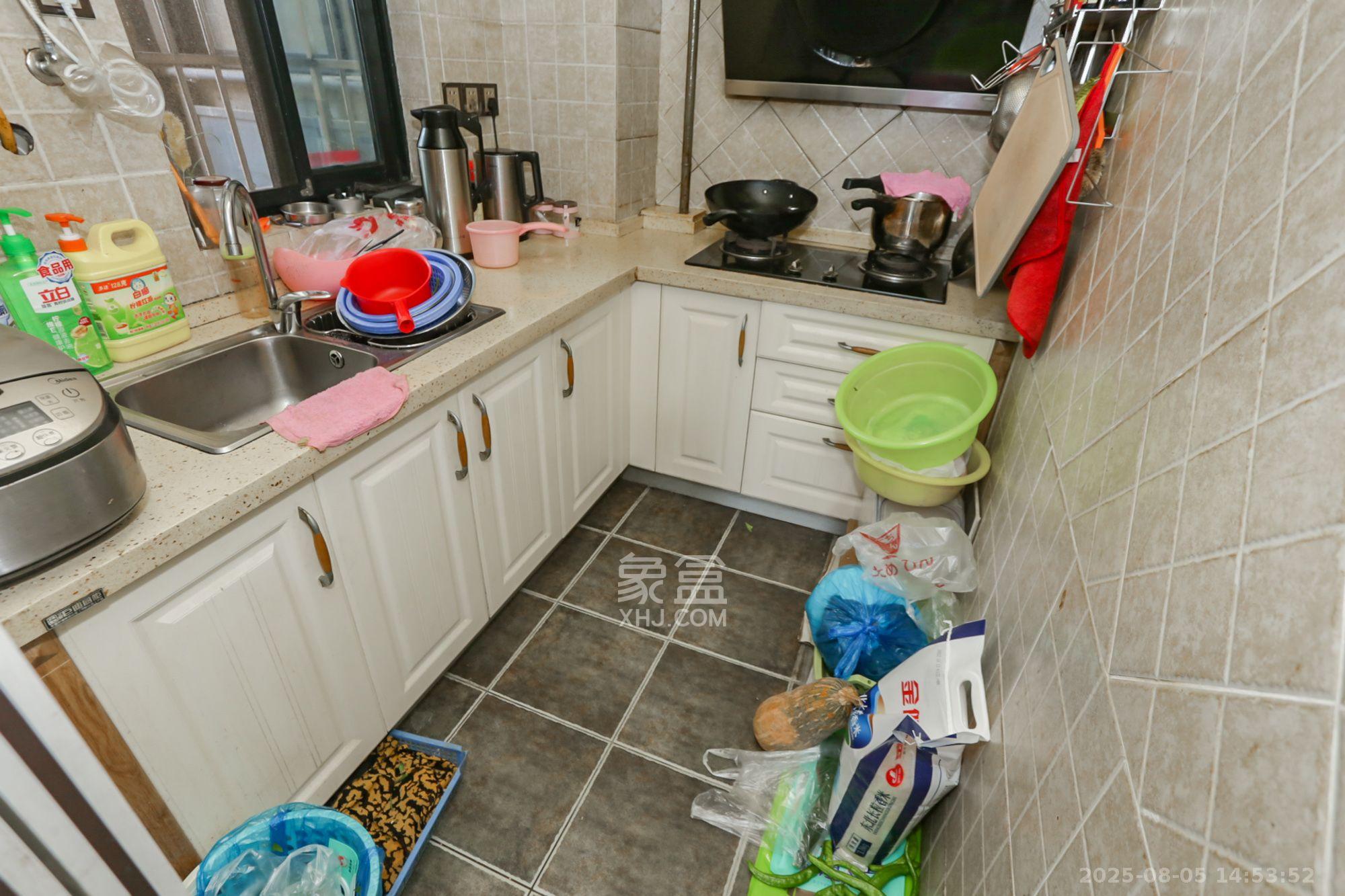 阿普阿布 3室2厅1卫 2600.0元/月 阿普阿布 3室2厅1卫 2600.0元/月室内图