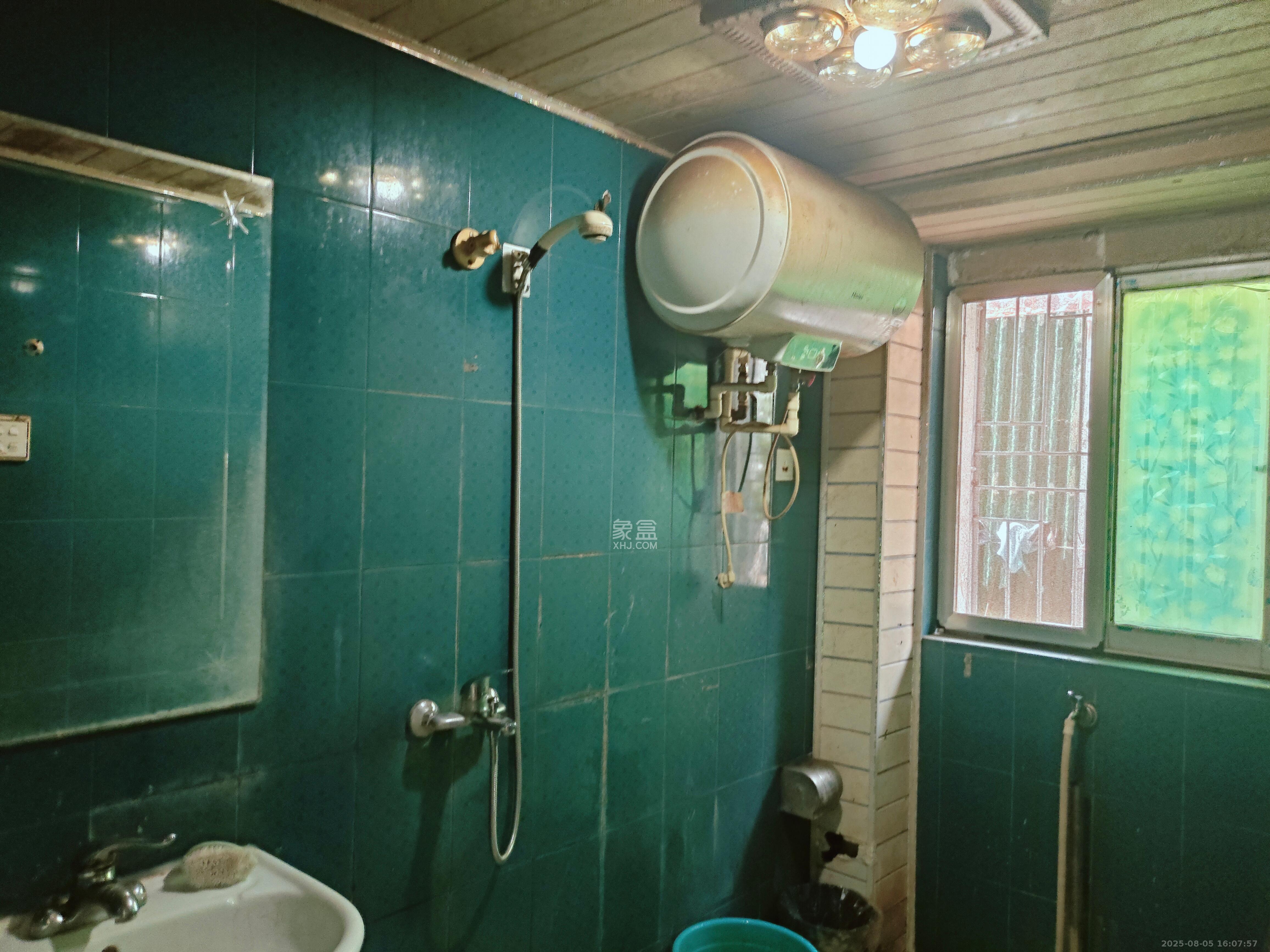 南建公寓  3室1厅2卫   1900.00元/月室内图