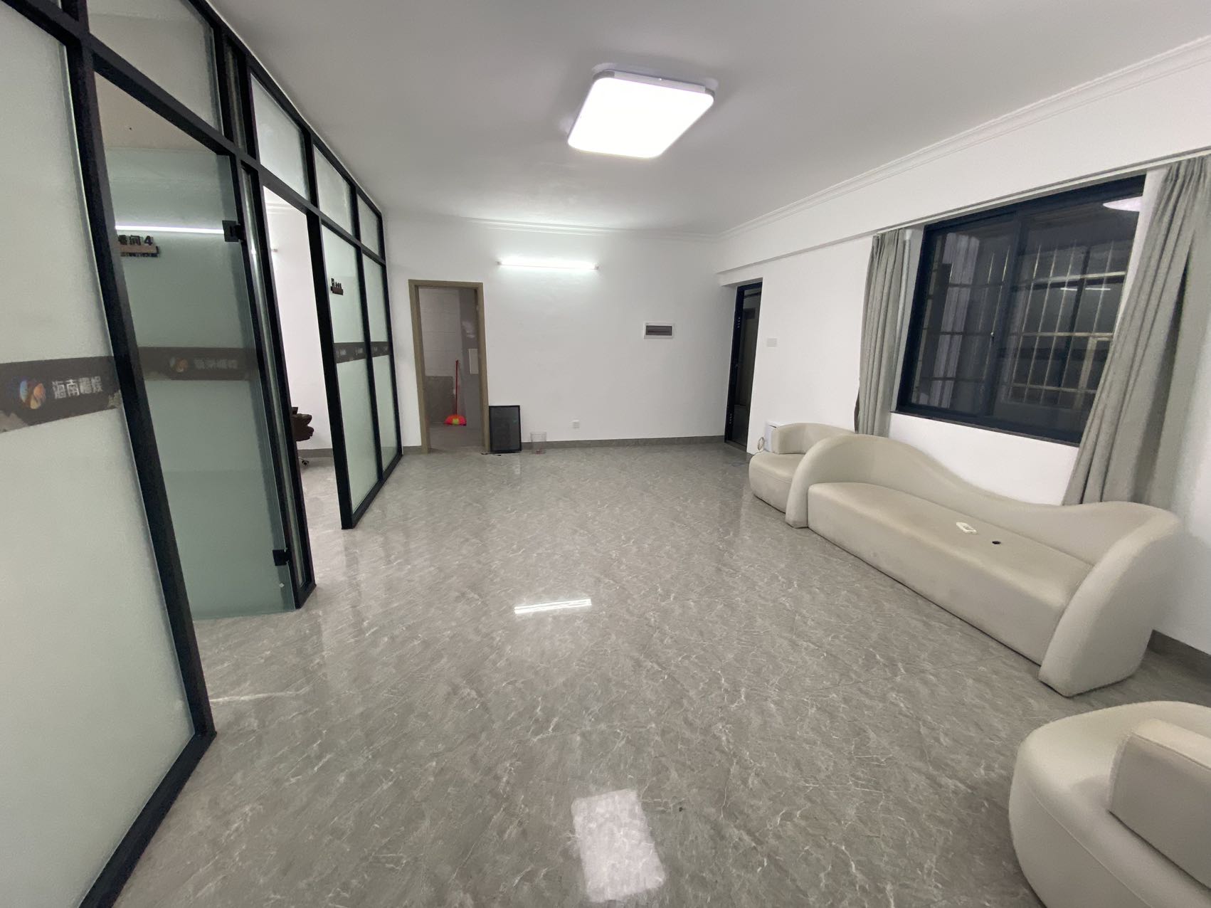 中房高级公寓 4室2厅1卫 4500.0元/月 中房高级公寓 4室2厅1卫 4500.0元/月室内图