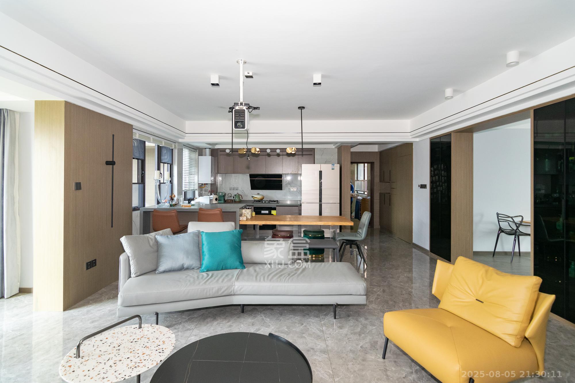 润和长郡(润和紫郡二三期) 4室2厅2卫 149.0万 润和长郡(润和紫郡二三期) 4室2厅2卫 149.0万客厅