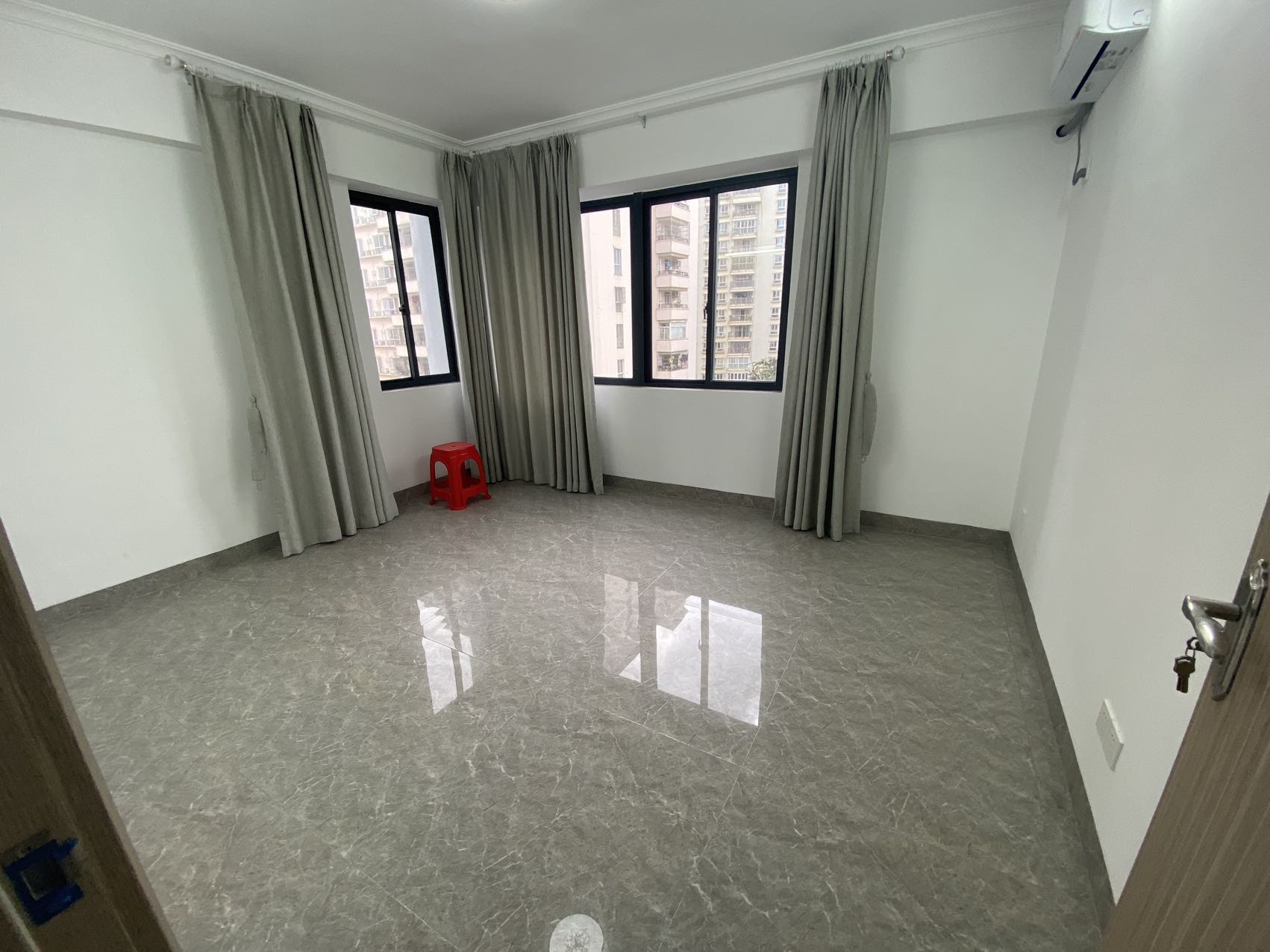 中房高级公寓 4室2厅1卫 4500.0元/月 中房高级公寓 4室2厅1卫 4500.0元/月室内图