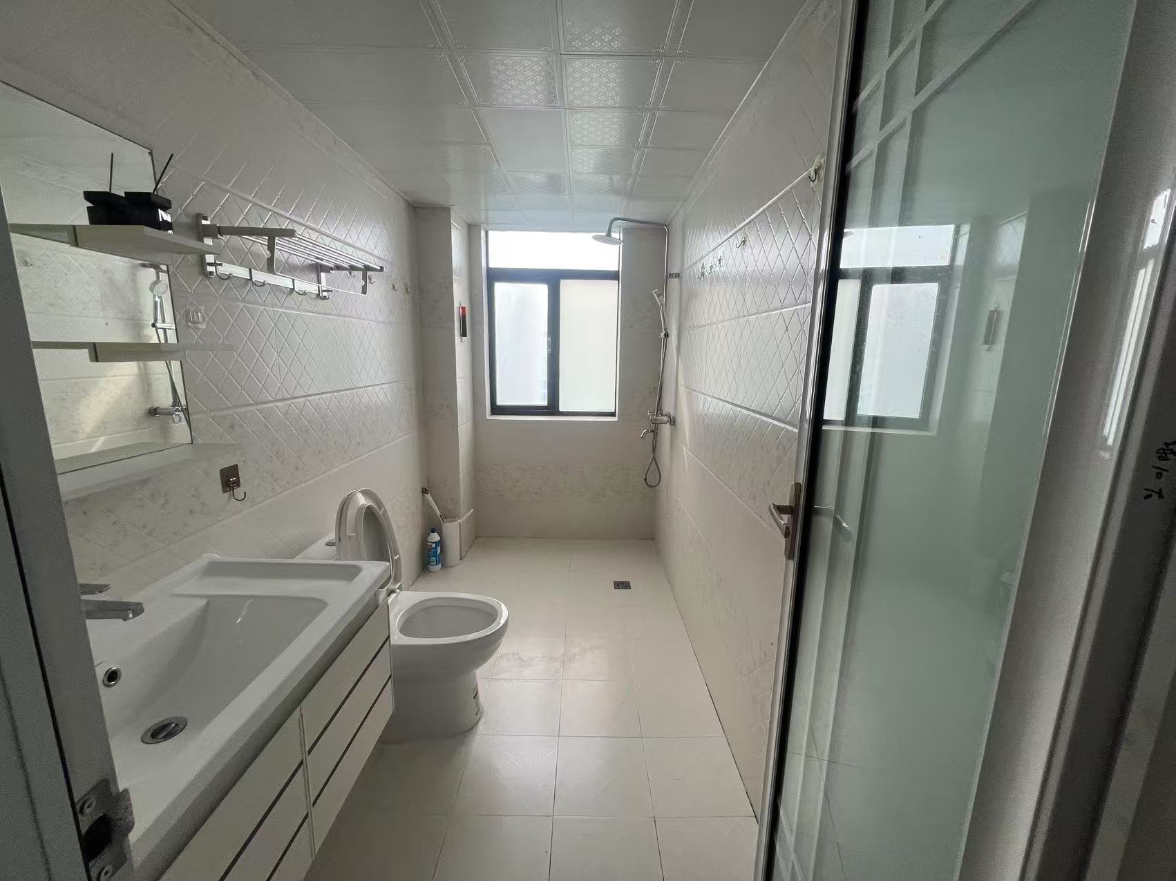 华天城小区 3室2厅2卫 2700.0元/月 华天城小区 3室2厅2卫 2700.0元/月室内图