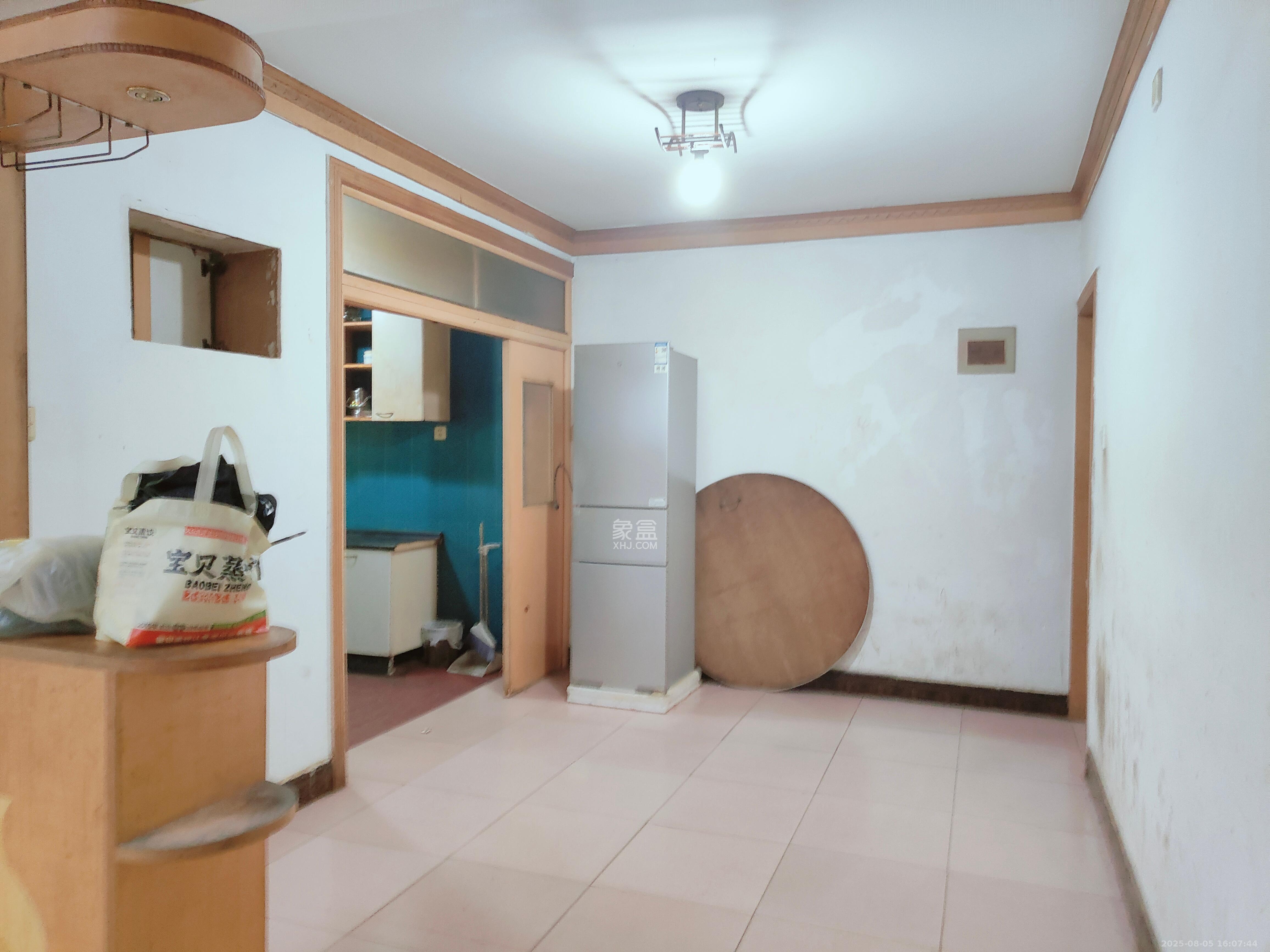 南建公寓  3室1厅2卫   1900.00元/月室内图