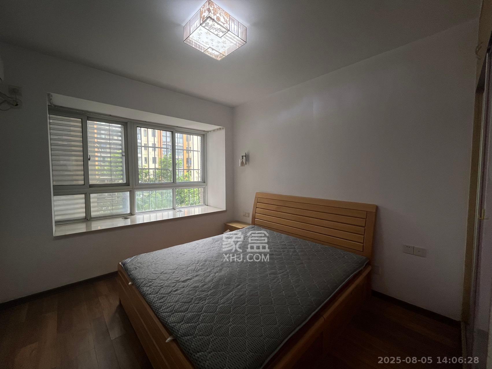 嘉盛华庭(一期、二期、三期)  3室2厅1卫    2400.0元/月 嘉盛华庭(一期、二期、三期)  3室2厅1卫    2400.0元/月室内图