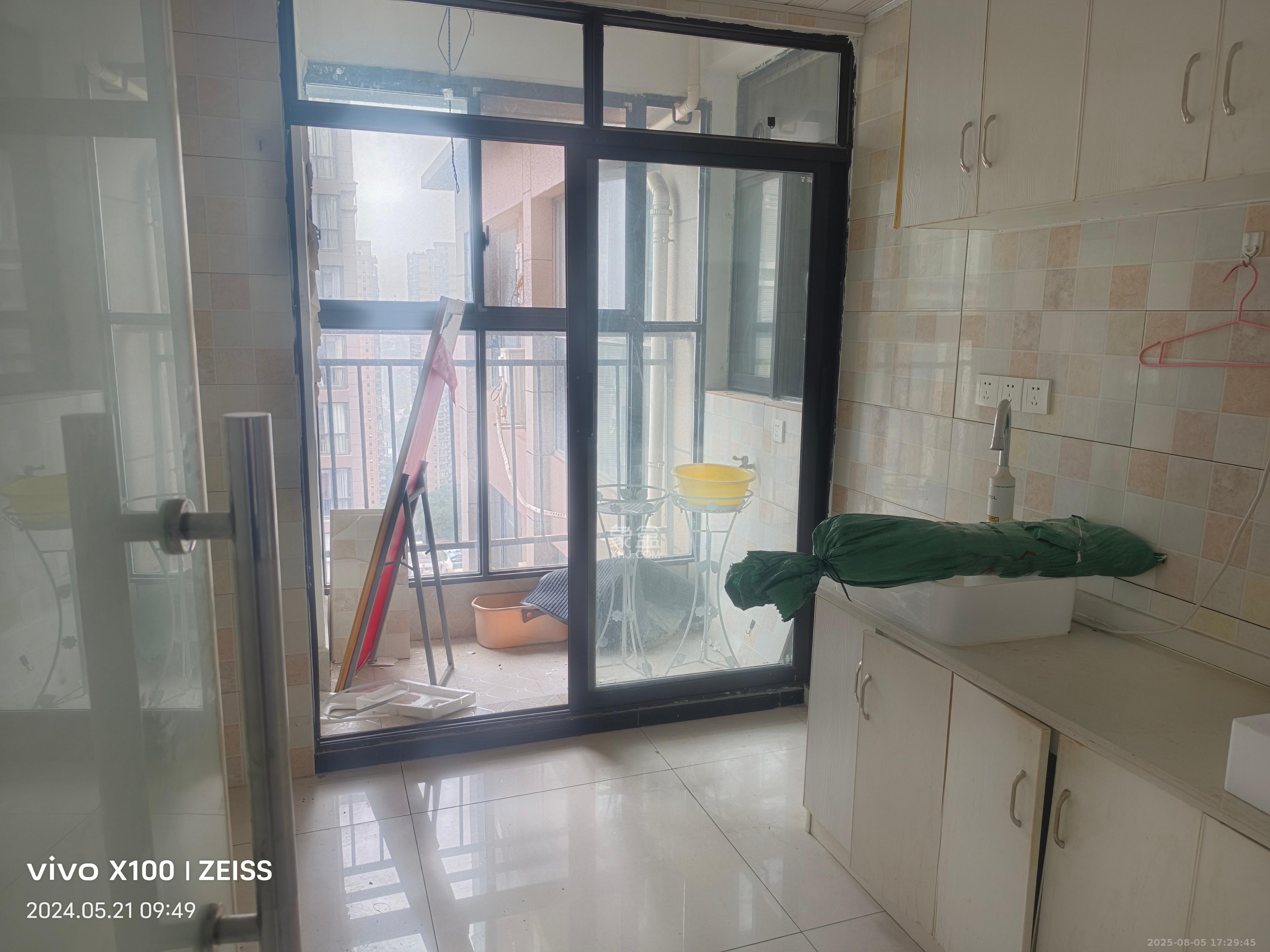 湘腾城市广场 3室2厅1卫 2800.0元/月 湘腾城市广场 3室2厅1卫 2800.0元/月室内图