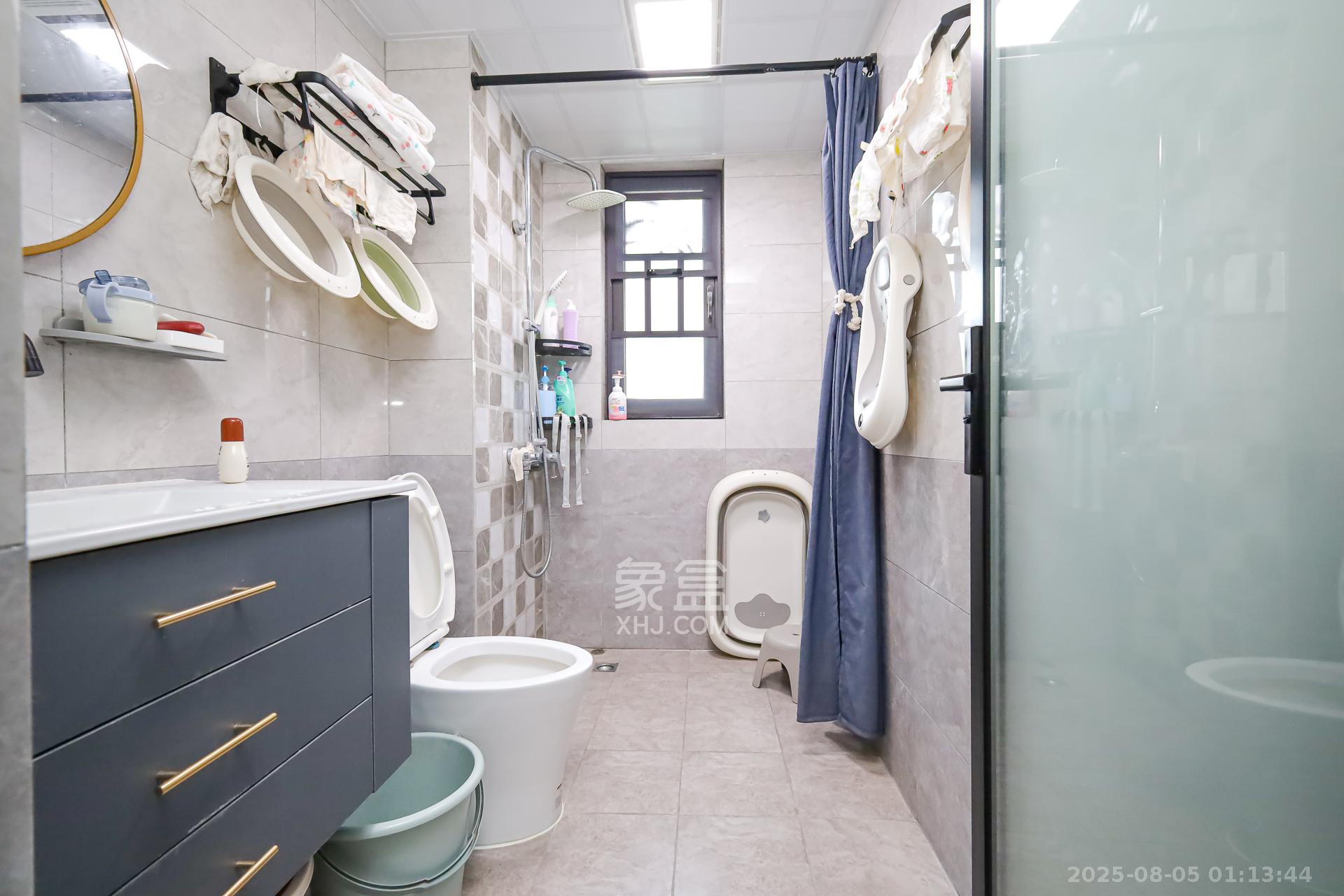 时代倾城五期 4室2厅2卫 98.0万 时代倾城五期 4室2厅2卫 98.0万卫生间