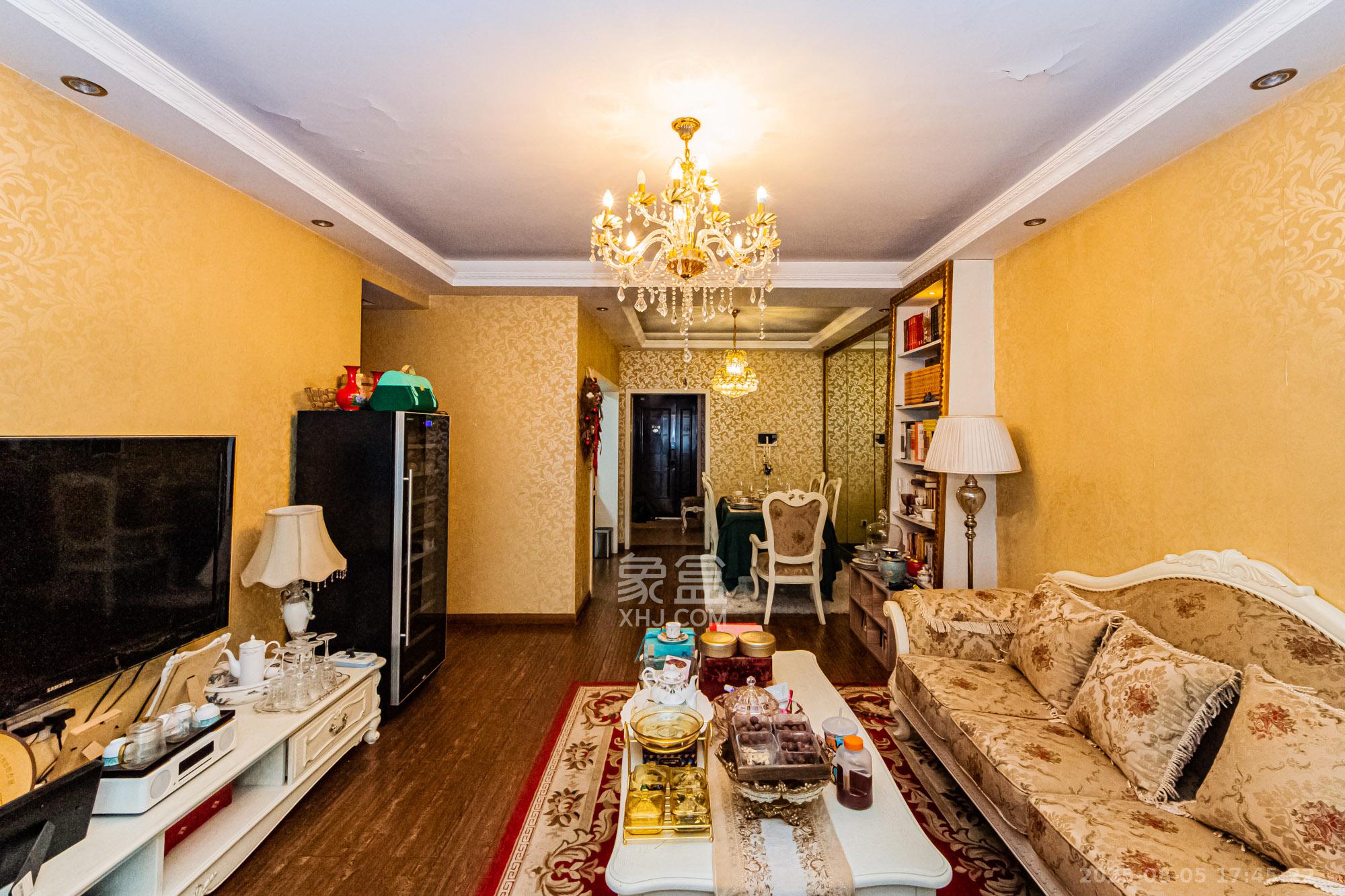 滨江君悦香邸  1室0厅0卫    155.0万客厅