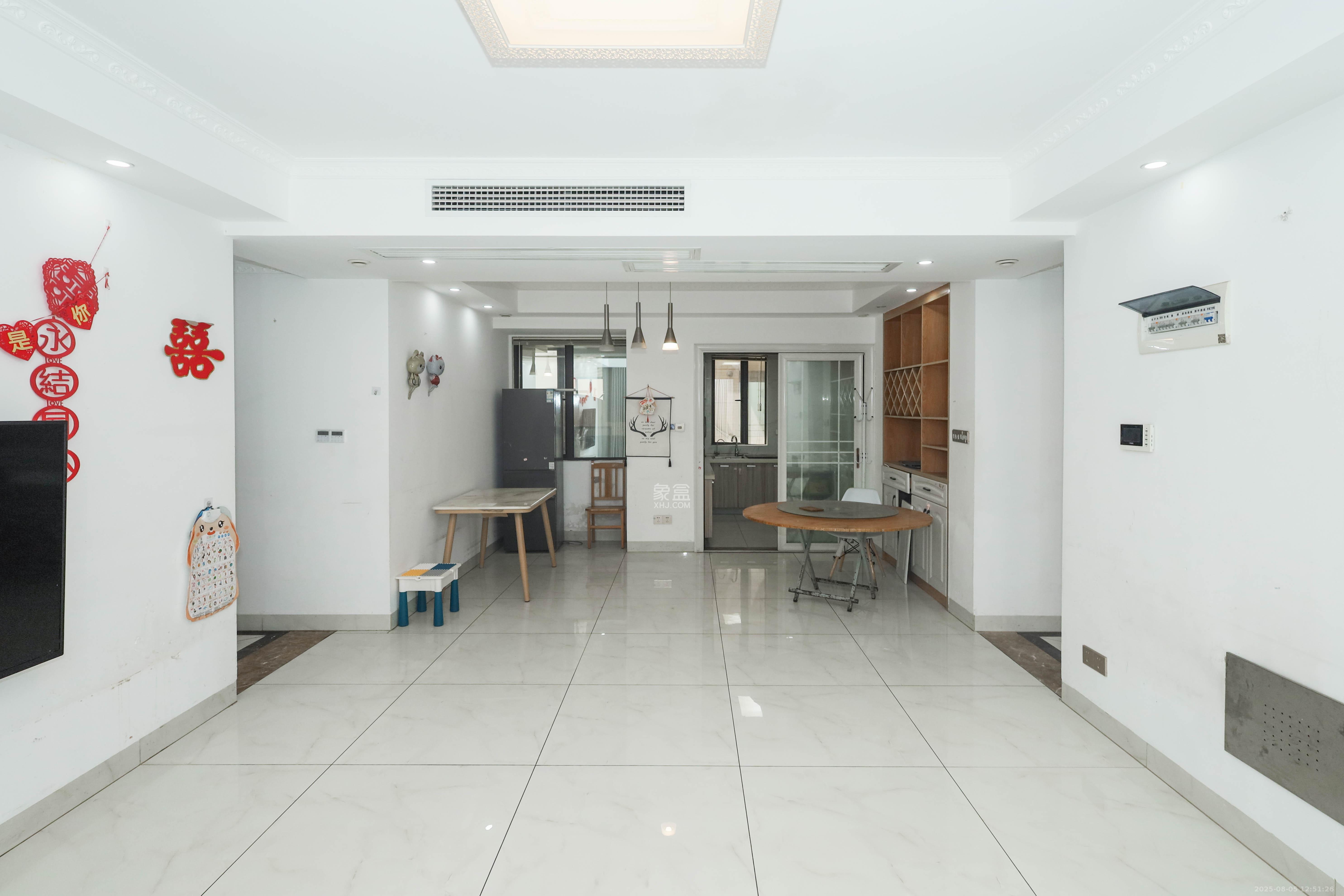 麓谷星辰  4室2厅2卫    112.0万客厅