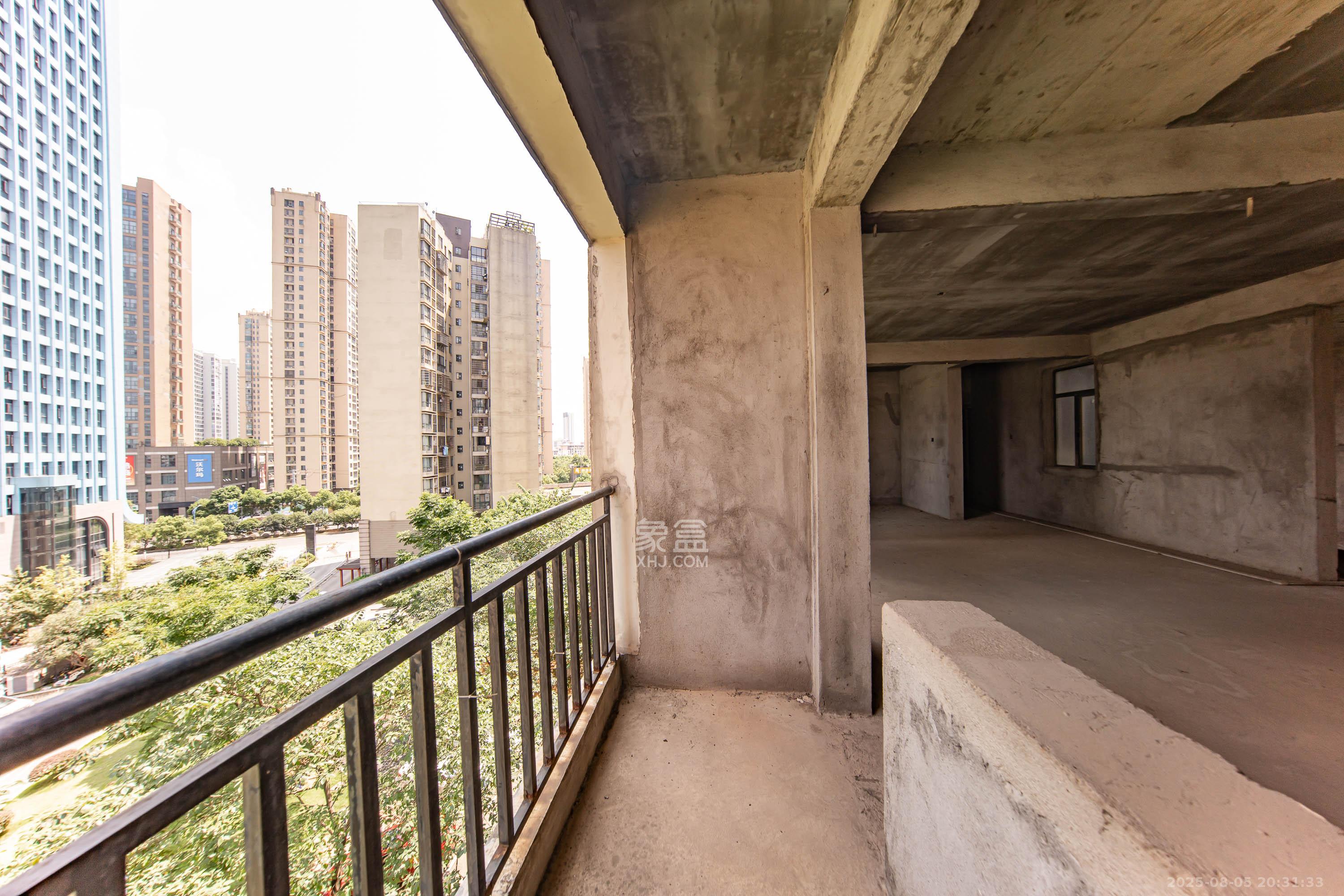 枫华府第 3室2厅2卫 62.0万 枫华府第 3室2厅2卫 62.0万阳台