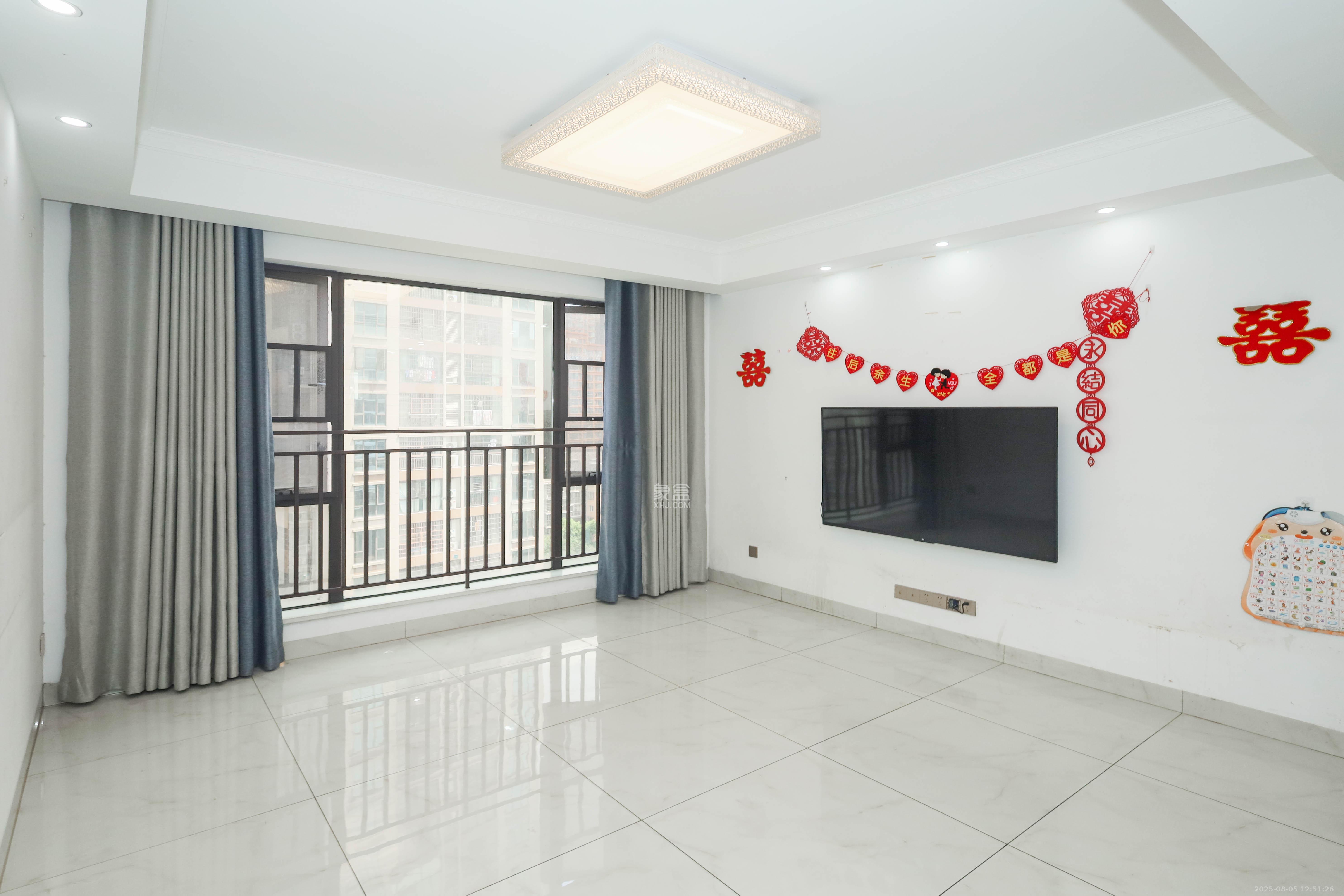 麓谷星辰  4室2厅2卫    112.0万客厅