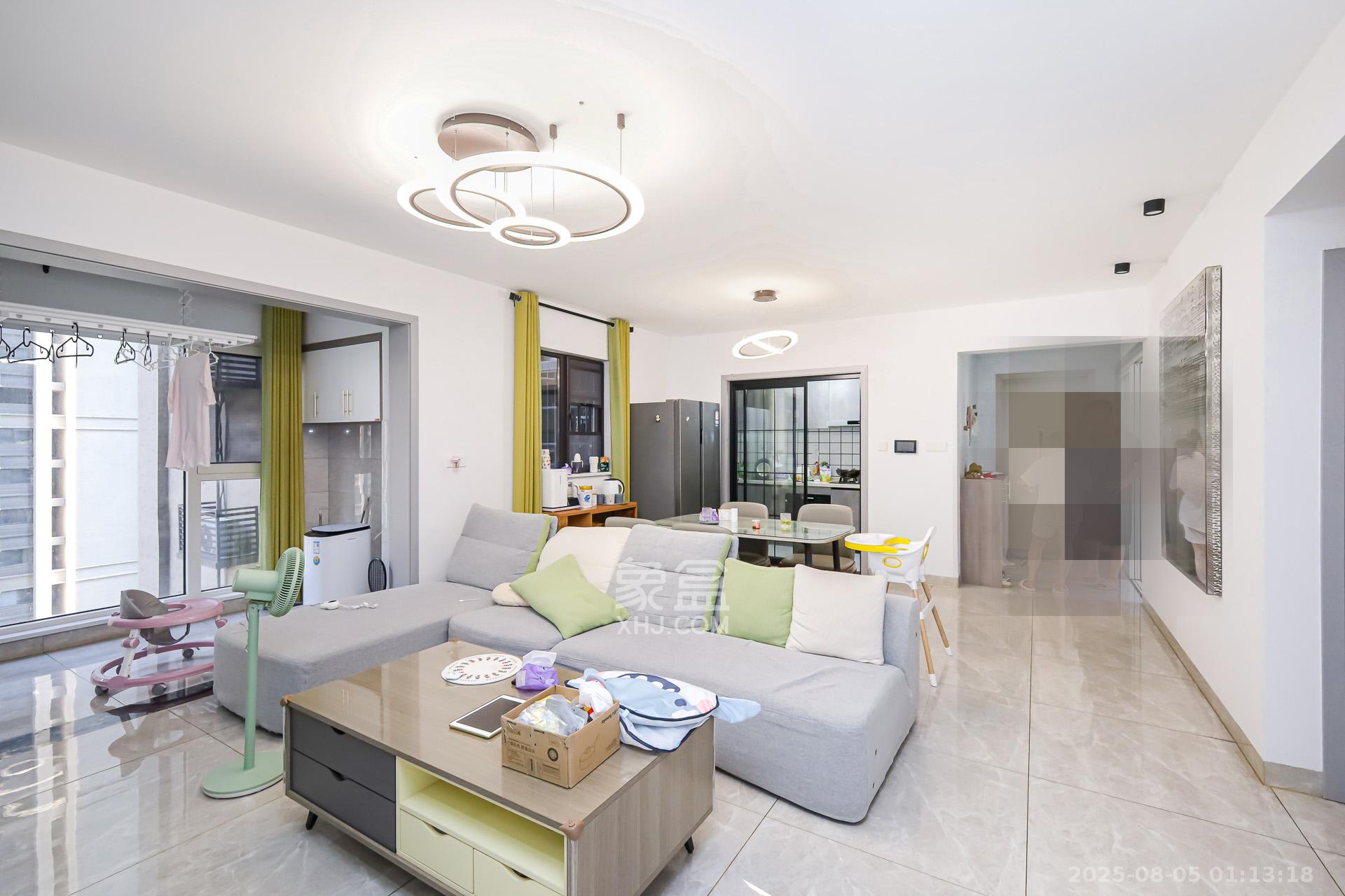 时代倾城五期 4室2厅2卫 98.0万 时代倾城五期 4室2厅2卫 98.0万客厅