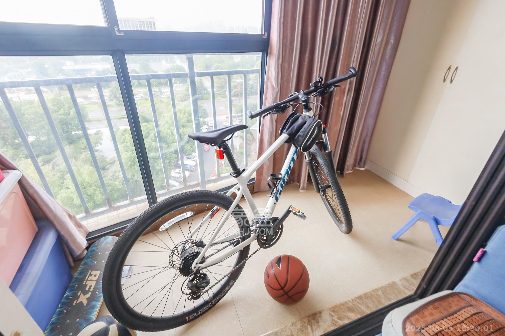 金麓国际  3室2厅1卫    138.0万阳台