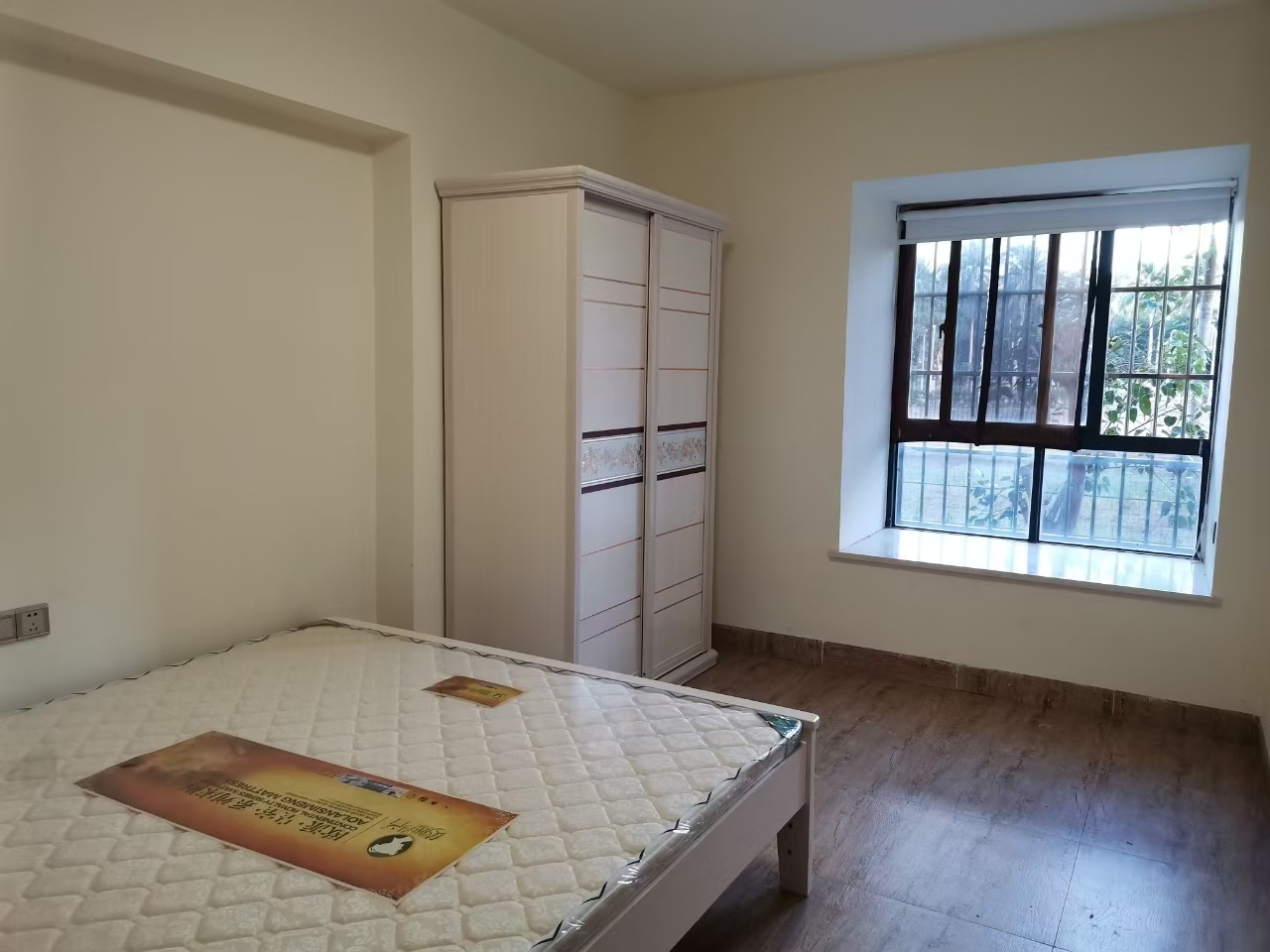 园林管理局宿舍 3室2厅2卫 2700.0元/月 园林管理局宿舍 3室2厅2卫 2700.0元/月室内图