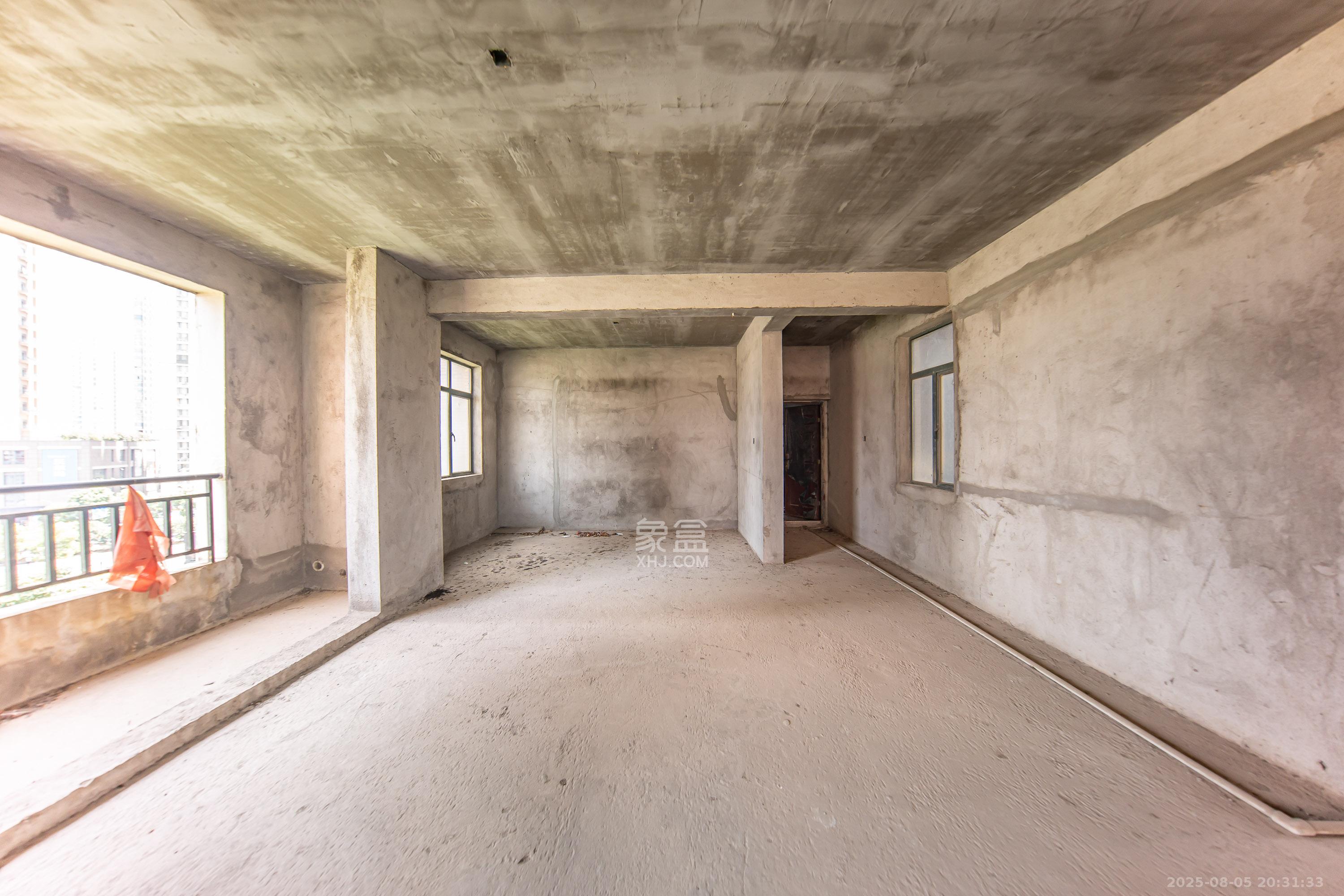 枫华府第  3室2厅2卫    62.0万客厅